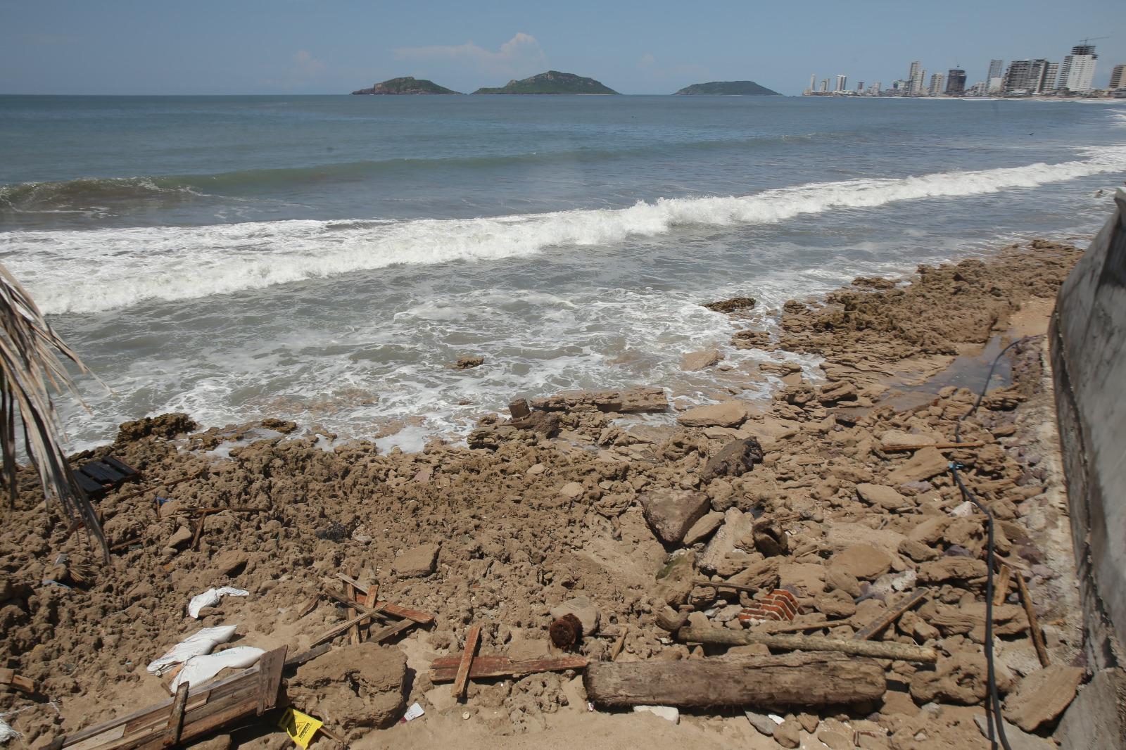 $!Remanentes del huracán Marie dejan playas de Mazatlán erosionadas y sin acceso para bañistas
