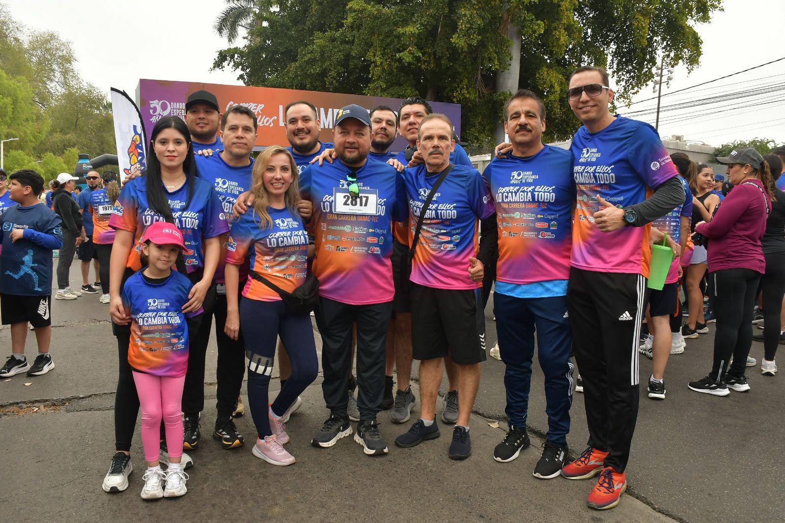 $!Miembros del grupo Smorfit Westrock participaron en la carrera.