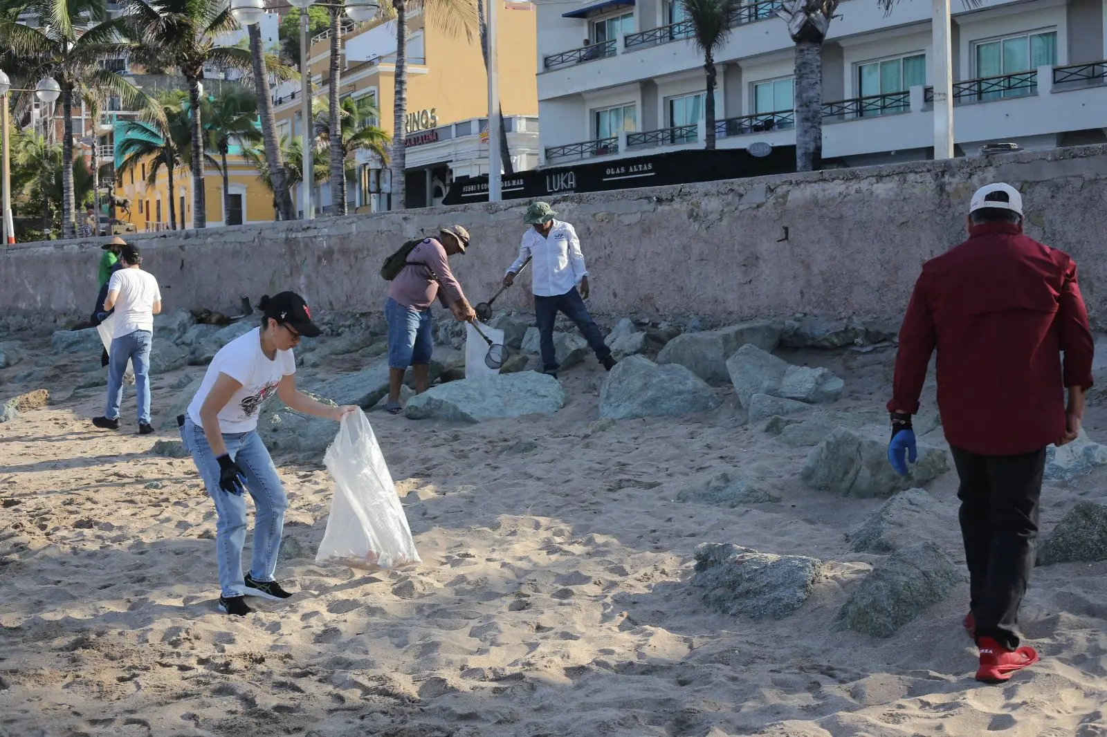$!Retiran 160 costales de basura durante jornada de limpieza en Mazatlán