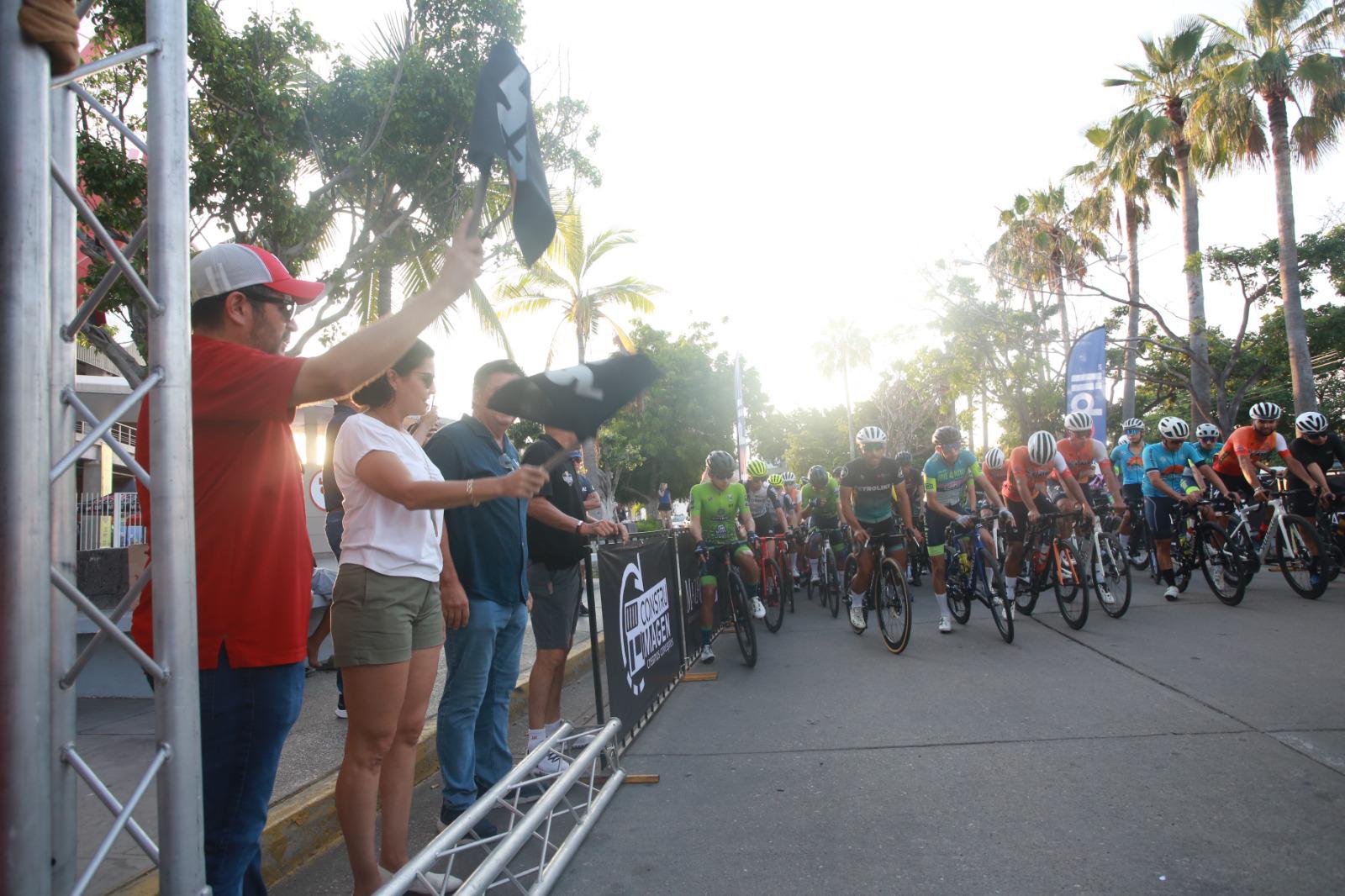 $!Parten ciclistas a conquistar la cumbre de Santa Rita