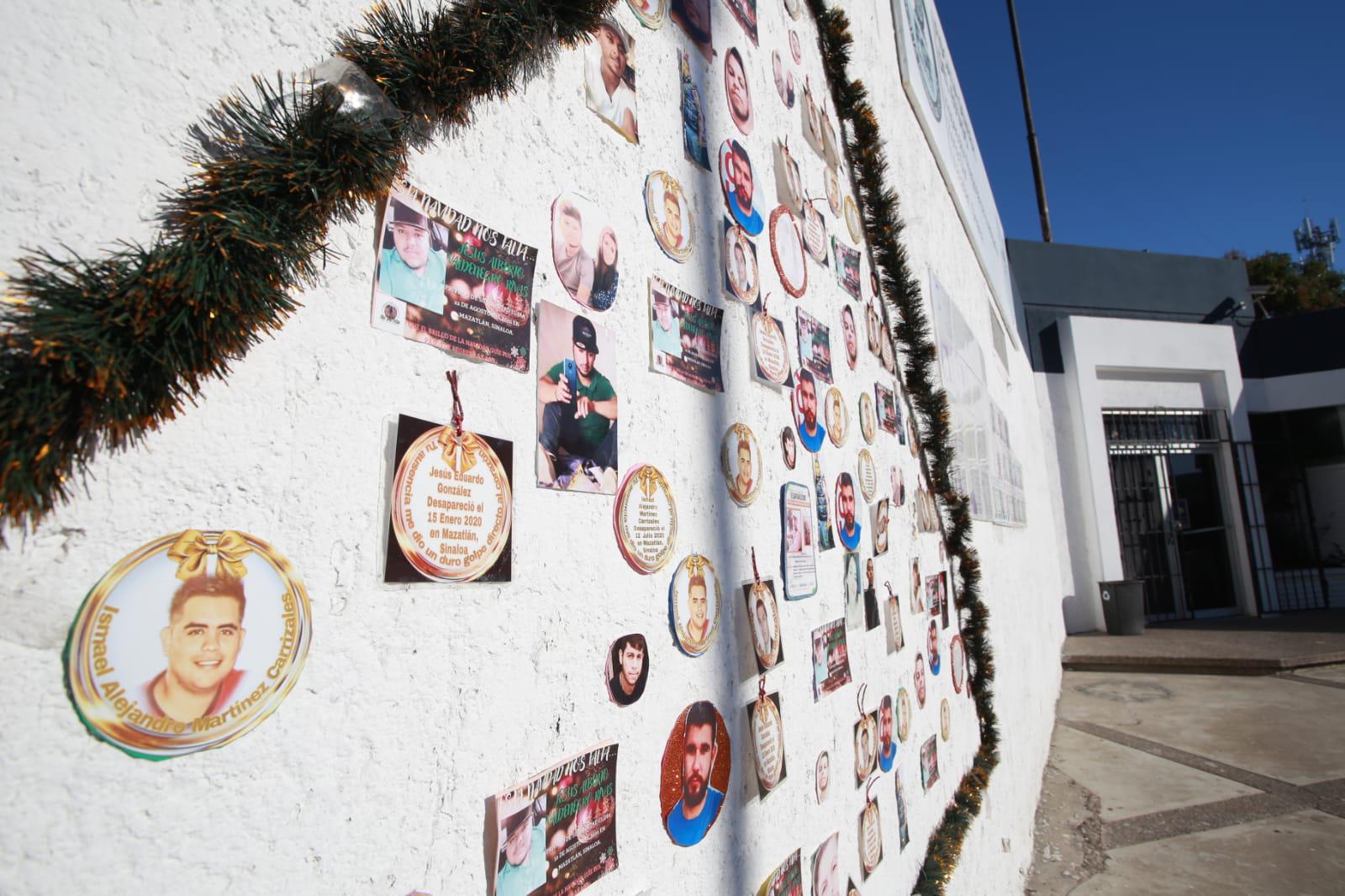 $!Colocan en Vicefiscalía de Mazatlán ‘árbol navideño’ con fotos de desaparecidos