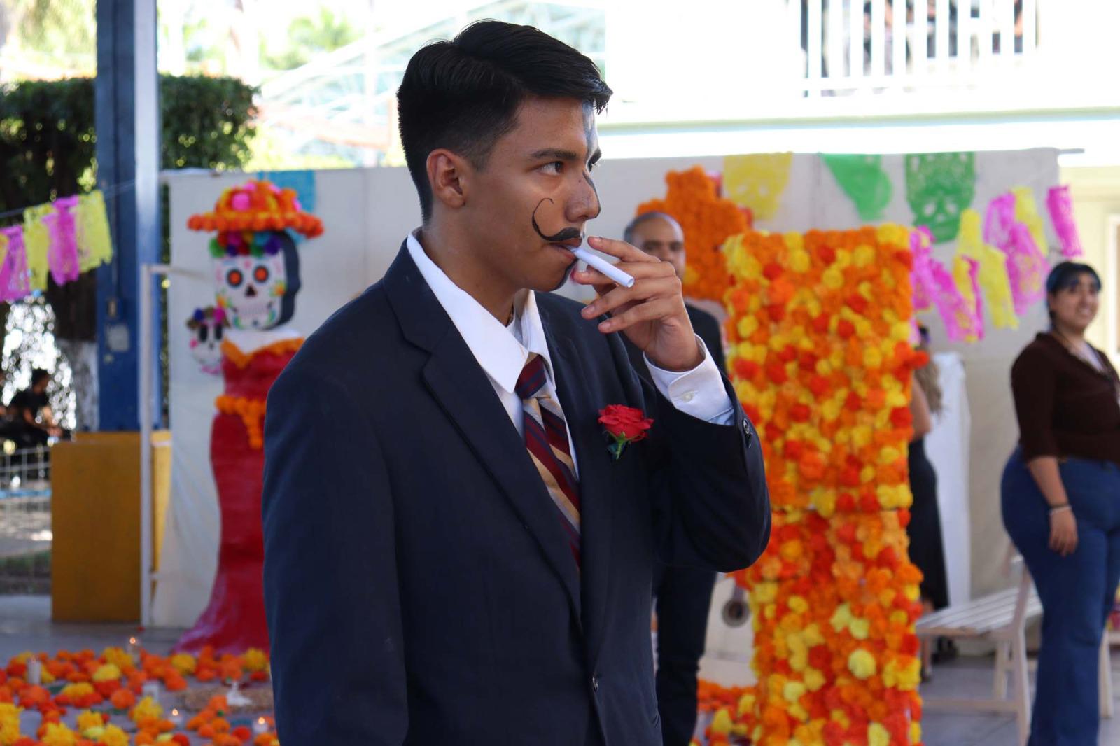 $!‘Espantan’ catrines y catrinas al plantel Emiliano Zapata de la prepa UAS; celebran su concurso anual