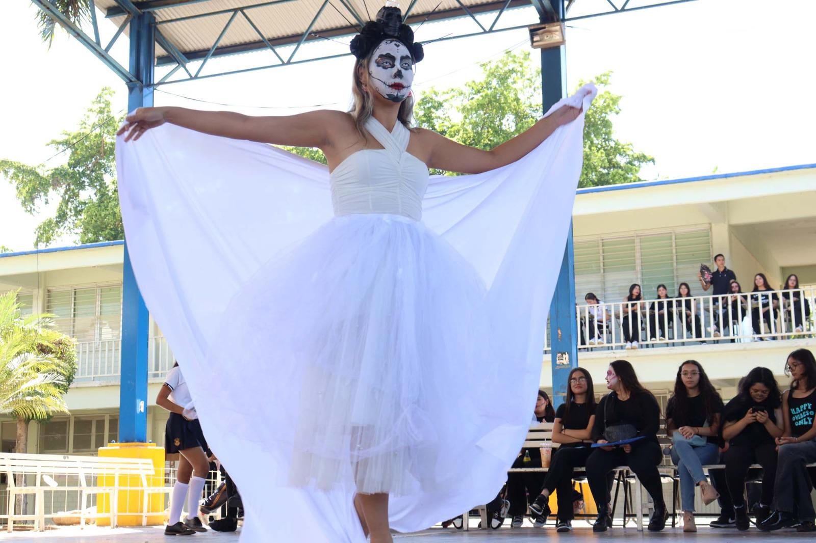 $!‘Espantan’ catrines y catrinas al plantel Emiliano Zapata de la prepa UAS; celebran su concurso anual