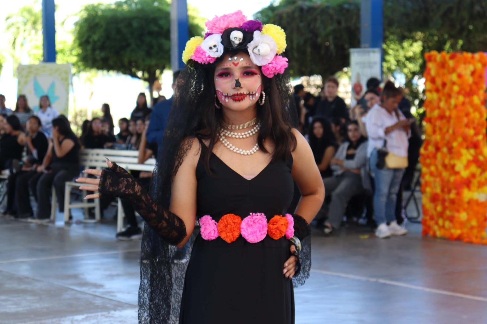 $!‘Espantan’ catrines y catrinas al plantel Emiliano Zapata de la prepa UAS; celebran su concurso anual