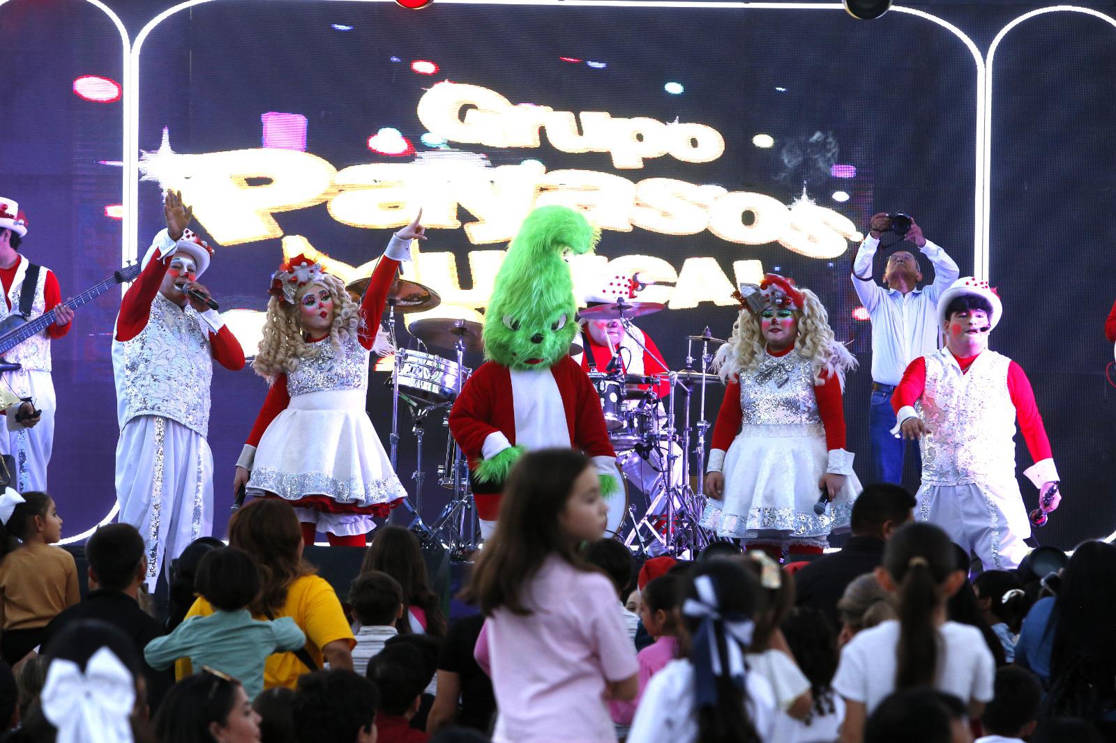 $!Encienden árbol navideño y arranca pista de hielo en Palacio de Gobierno, en Culiacán