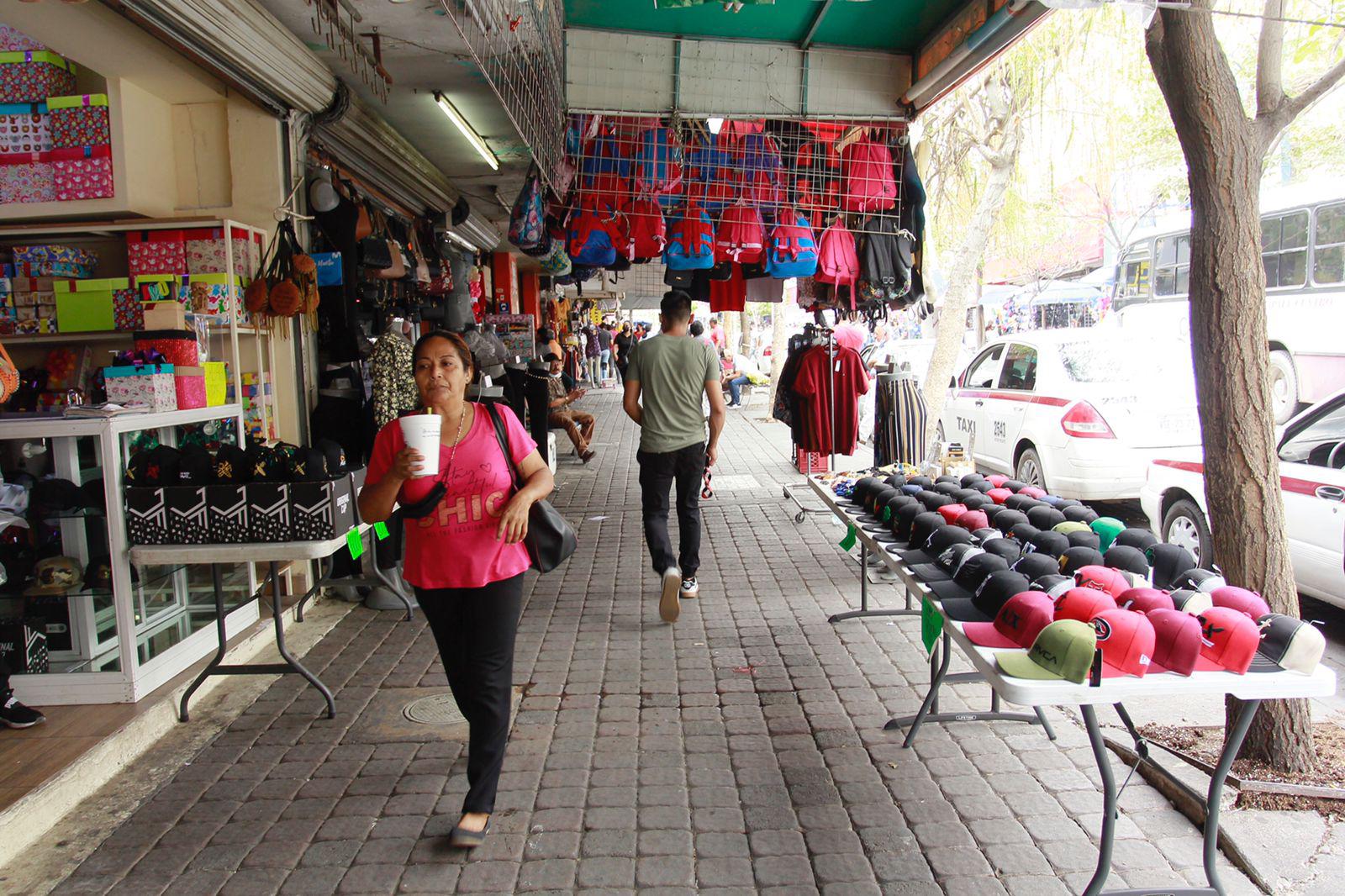 $!En Culiacán, cientos de comercios ambulantes y establecidos invaden las banquetas del Centro