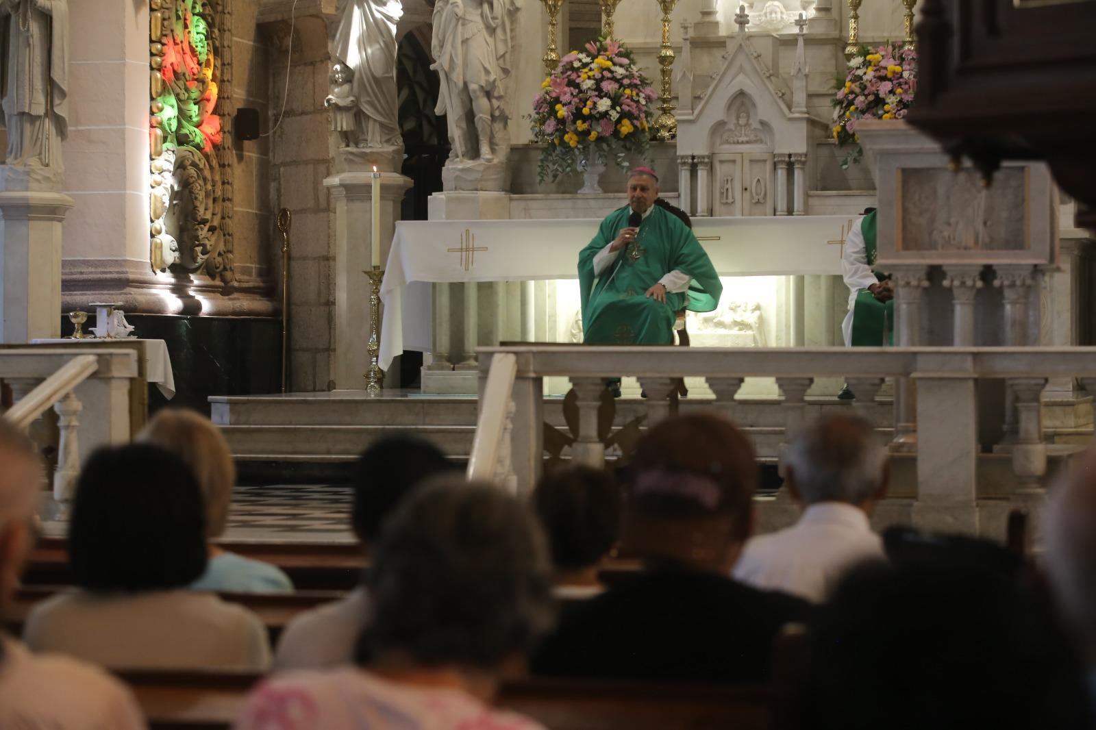$!Obispo de Mazatlán pide no olvidar a los desaparecidos y reconoce la labor ‘heroica’ de las buscadoras