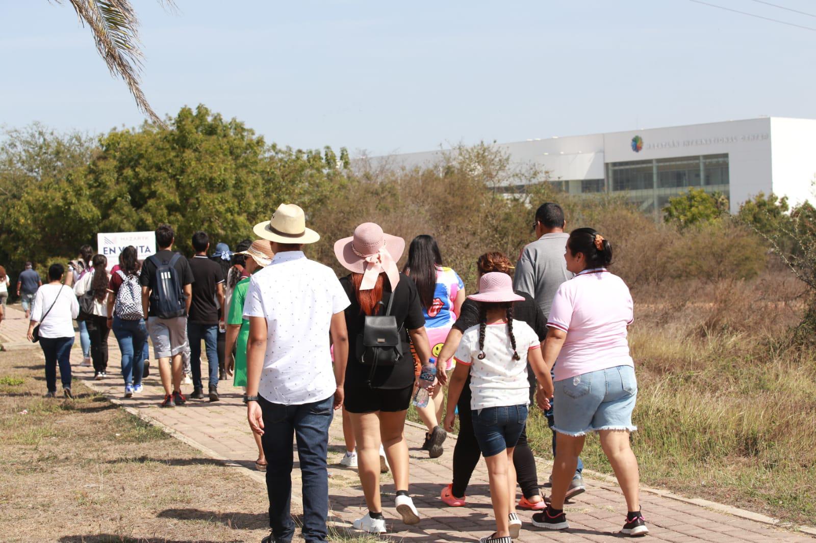 $!Se saturan vialidades que dan al Centro del Convenciones por visita de Claudia Sheinbaum