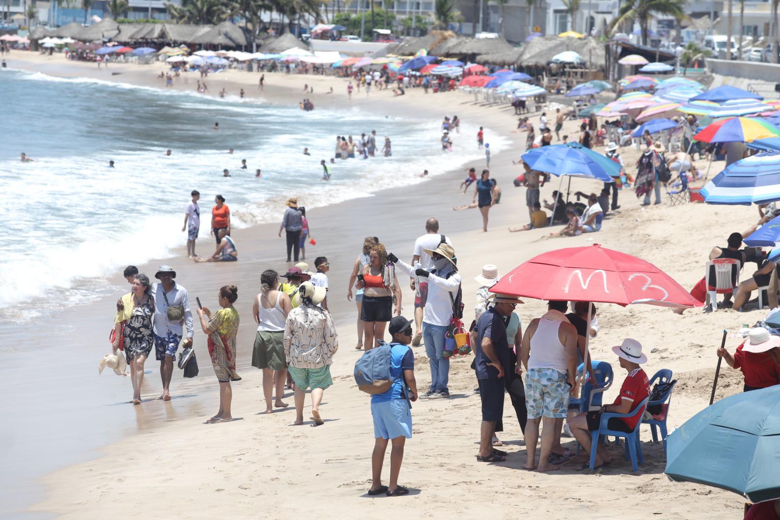 $!Se refrescan en las playas y balnearios de Mazatlán durante el último domingo de julio
