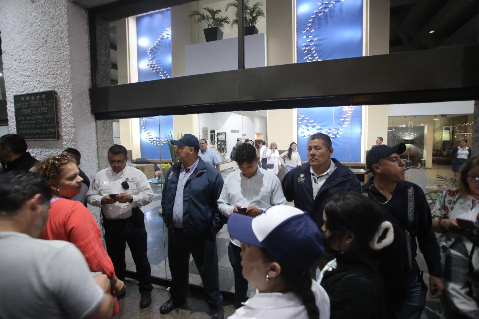 $!Increpan manifestantes de la UAS y desplazados a López Obrador y se meten al hotel El Cid