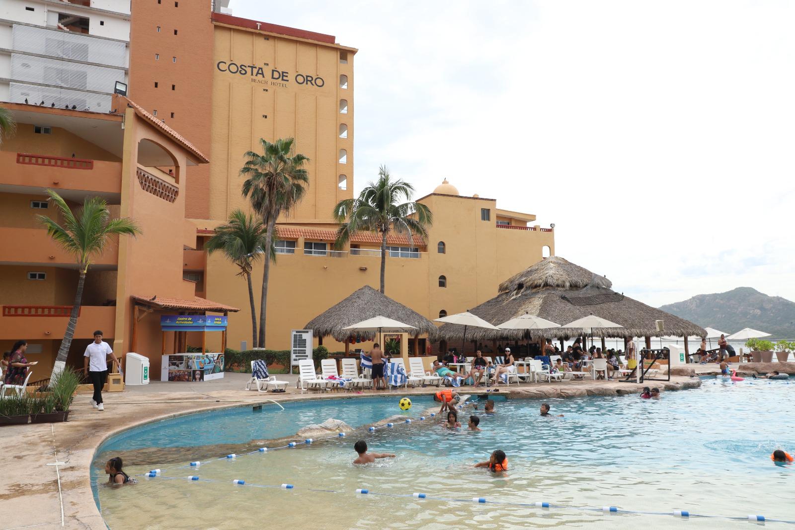 $!La alberca del Hotel Costa de Oro es de la mejores y cuenta con todas las medidas de seguridad.