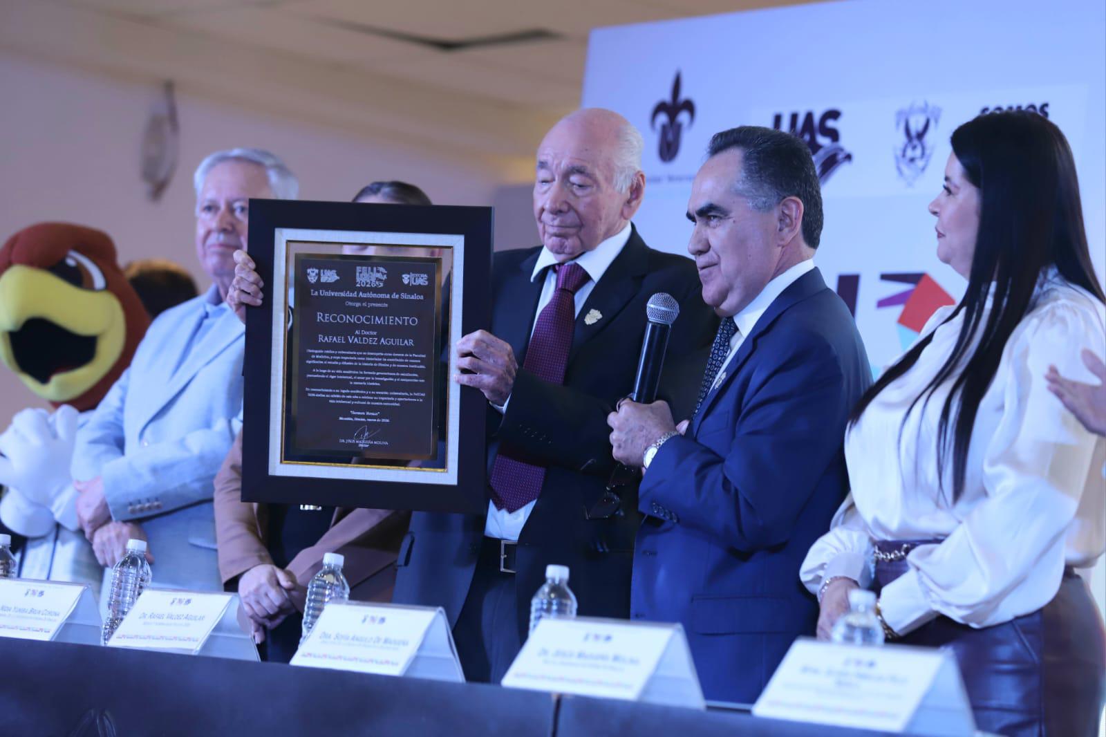 $!Reconociendo la labor académica de Rafael Valdez Aguilar, una de las figuras más destacadas en los ámbitos de la medicina, la investigación y la docencia en el estado.