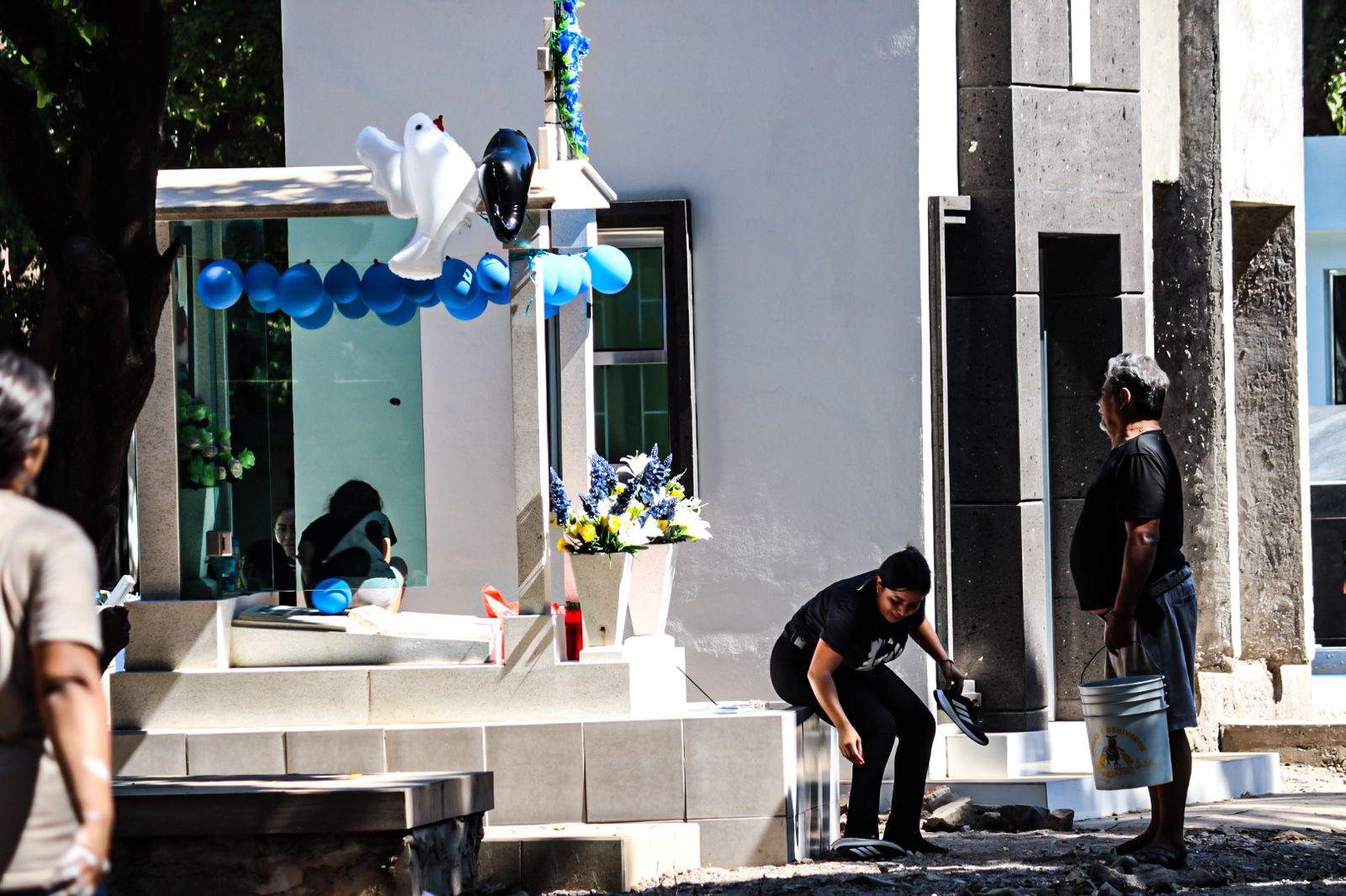 $!Culiacán inicia la celebración del Día de Muertos con flores y ofrendas en los panteones