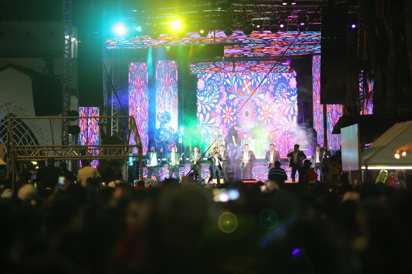 $!Viven la Plazuela Machado y Olas Altas una noche de mucho ambiente musical y familiar