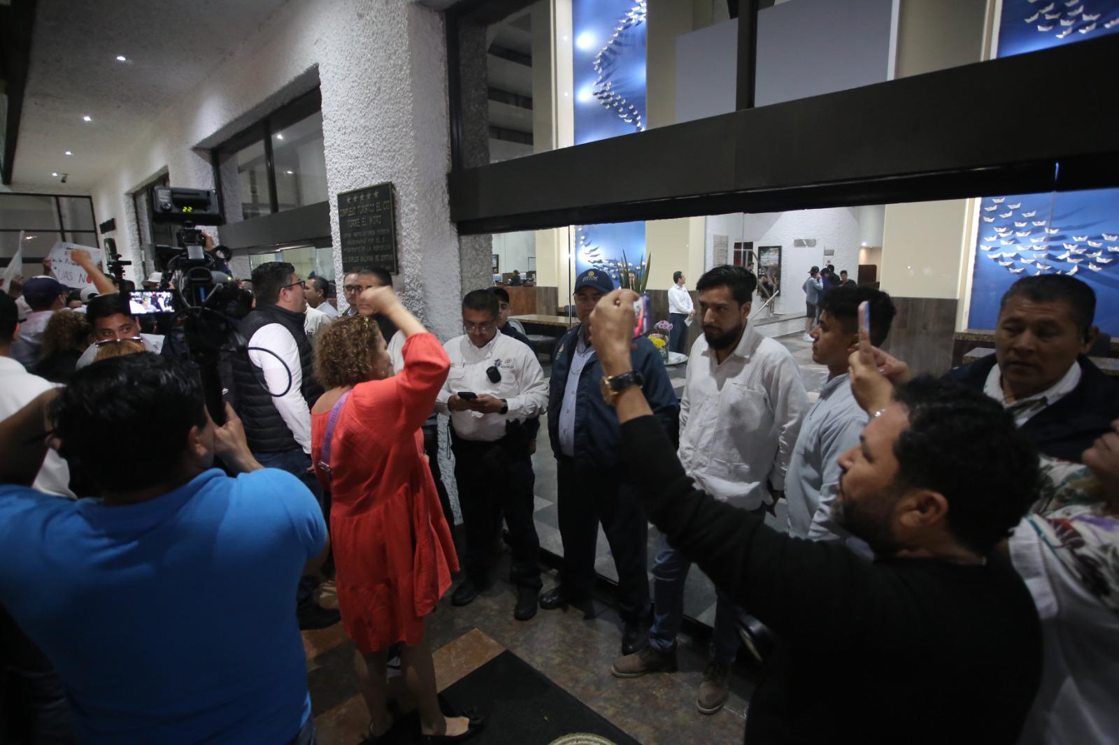 $!Increpan manifestantes de la UAS y desplazados a López Obrador y se meten al hotel El Cid