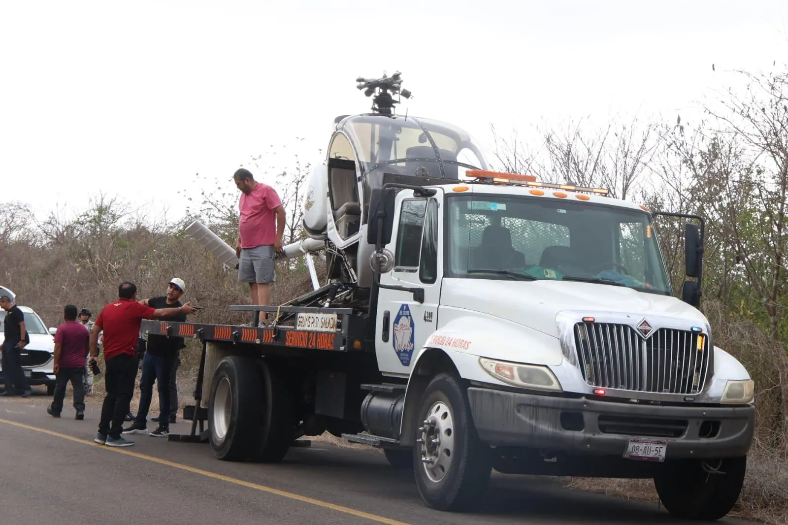 $!Aterriza de emergencia helicóptero en carretera al norte de Mazatlán; sus tripulantes resultan ilesos
