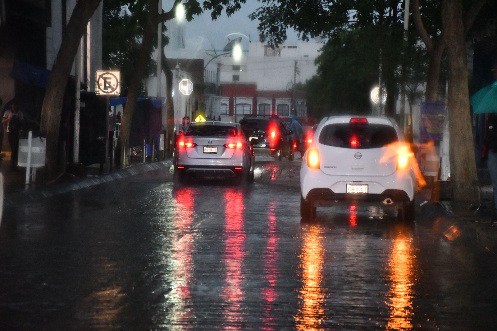 $!Cae fuerte tormenta en el centro de Culiacán; llaman a tomar precauciones