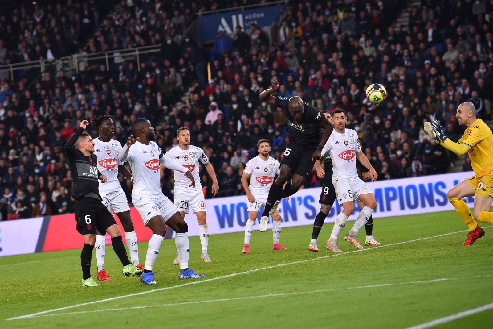 $!Kylian Mbappé rescata con penalti al París Saint-Germain