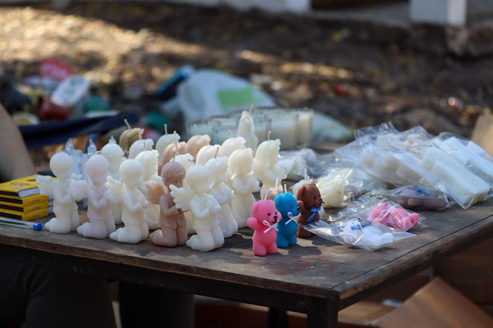 $!Culiacán inicia la celebración del Día de Muertos con flores y ofrendas en los panteones