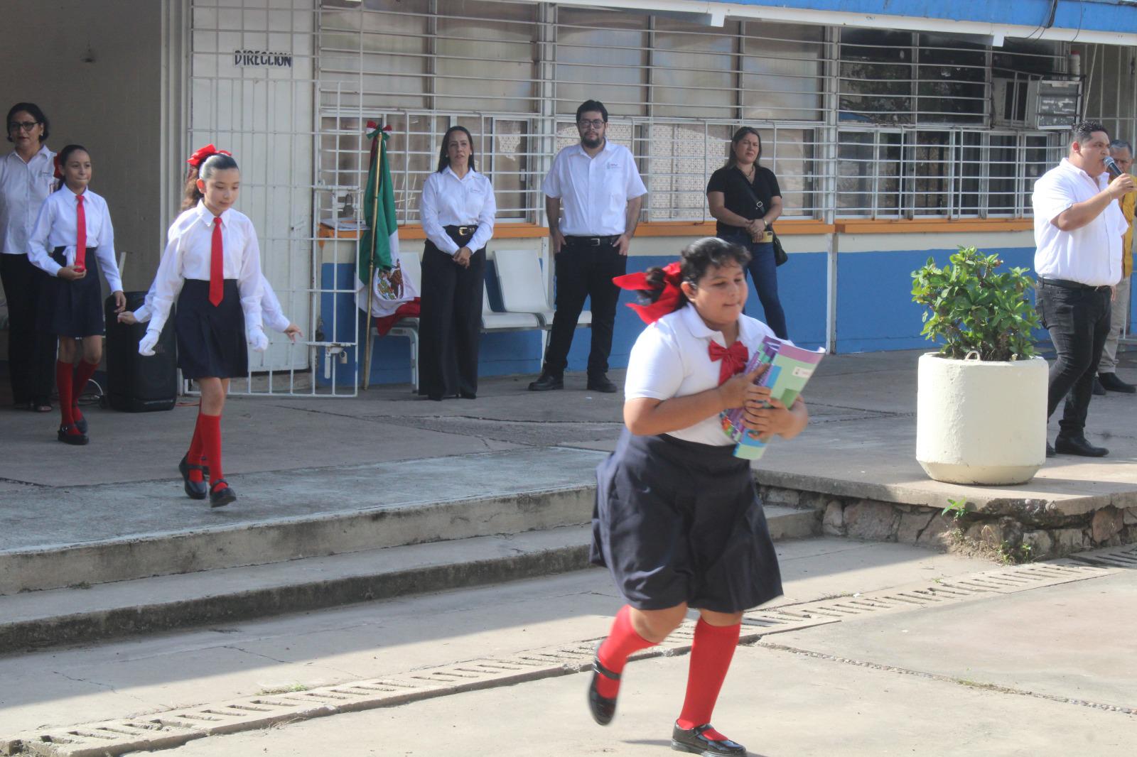 $!Garantiza Servicios Regionales libros de textos para todos los niños de Rosario