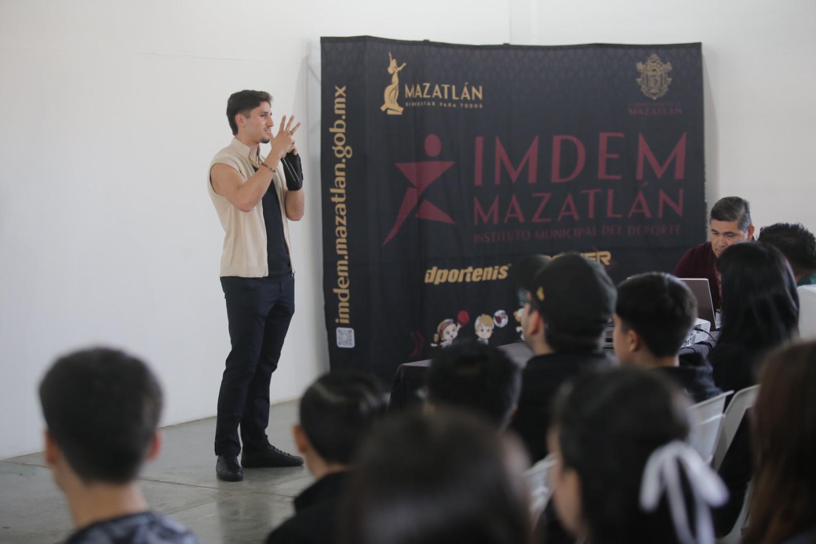 $!Marco Verde inspira con constancia y disciplina en conferencia magistral en Mazatlán