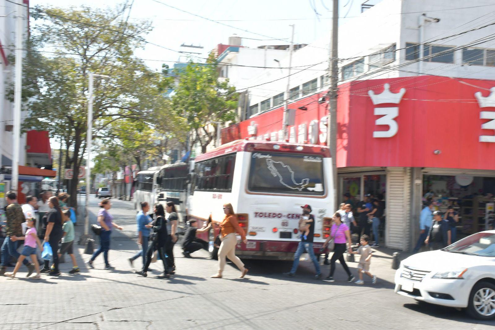 $!Entre el calor y la espera: Usuarios se quejan de las deficiencias del transporte público en Culiacán