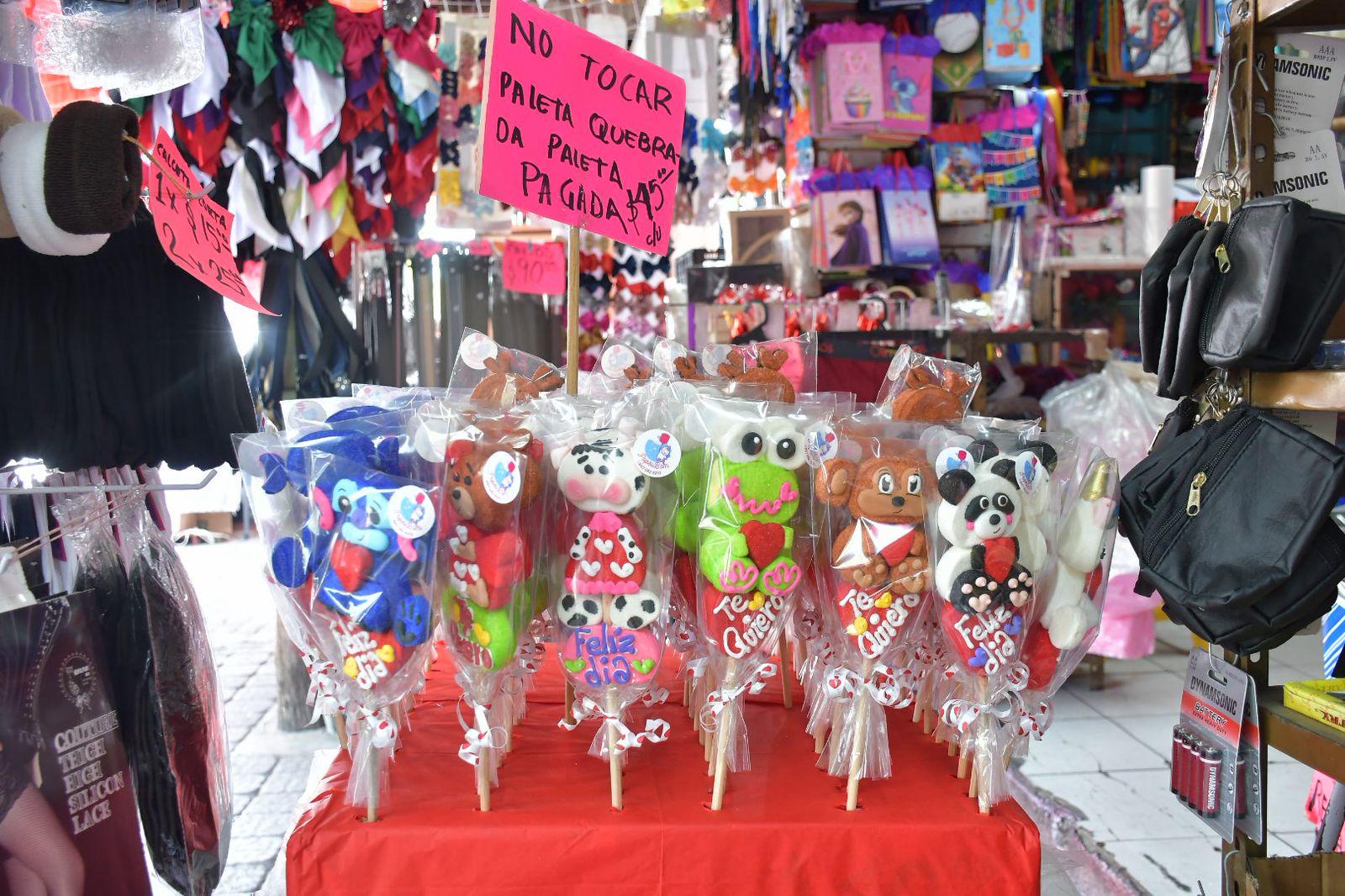 $!Comerciantes de Culiacán comienzan ventas de San Valentín pese a baja demanda