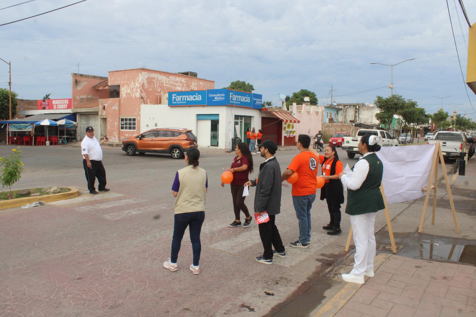 $!Instituciones de Rosario pegan calcas por la no violencia contra mujeres, niñas y adolescentes