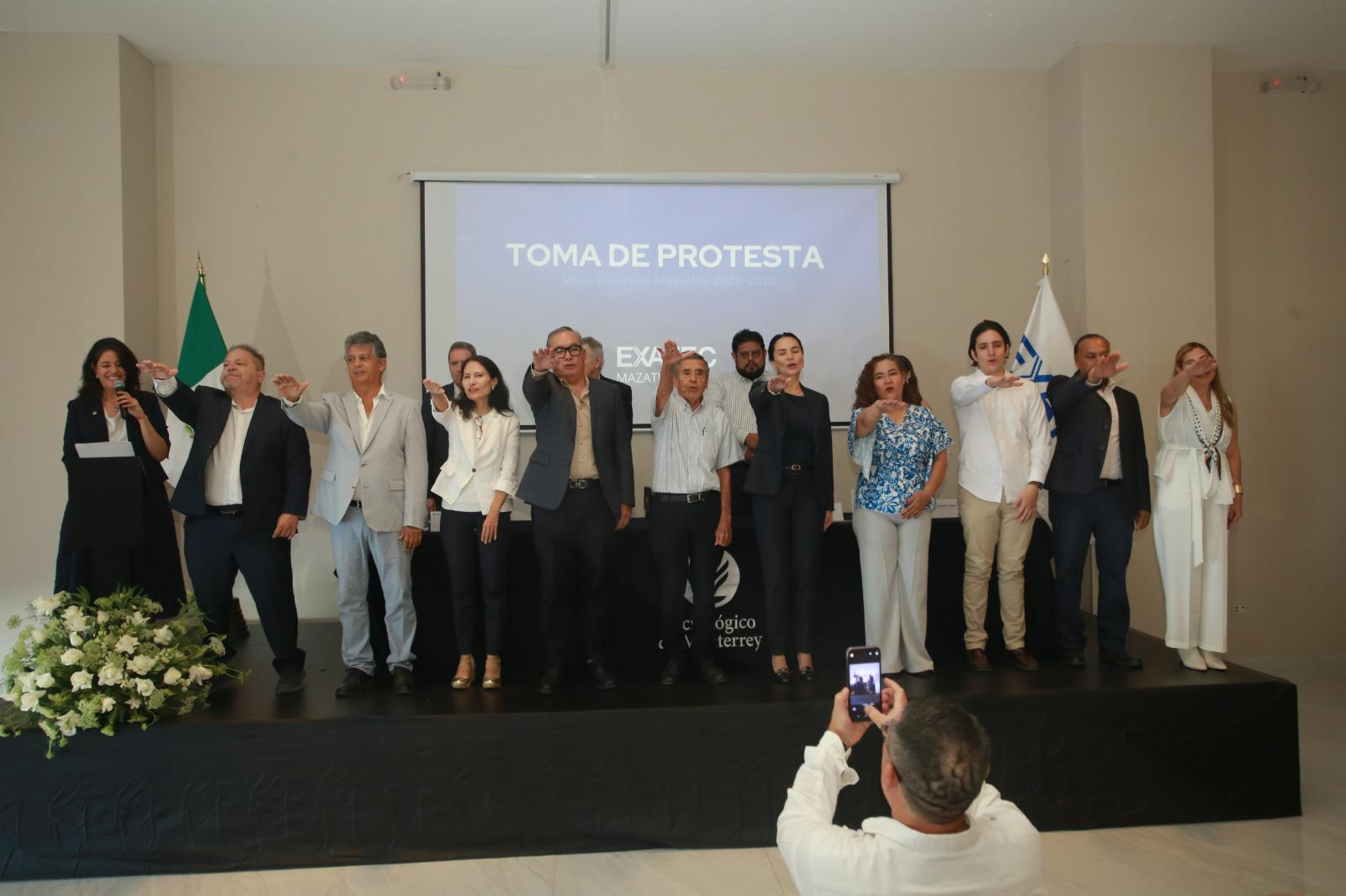 $!Integrantes de la nueva mesa directiva de la Asociación Exatec Mazatlán al momento de rendir protesta.