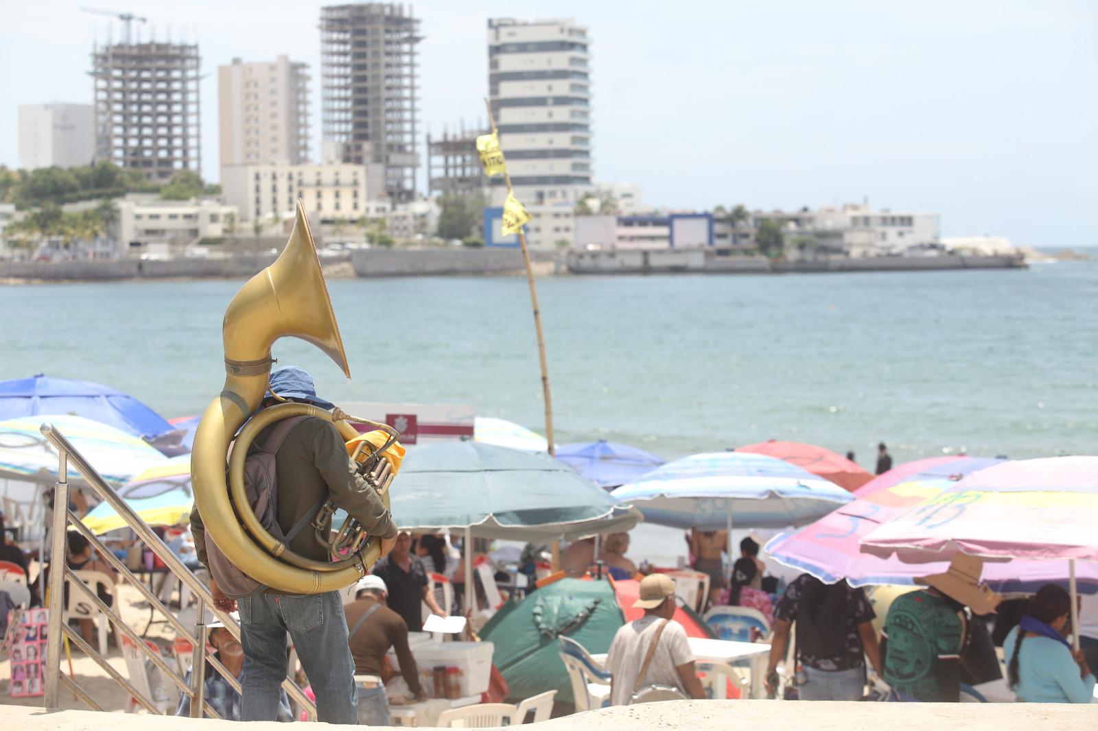 $!Turismo nacional se apodera de la zona costera de Mazatlán durante el fin de semana