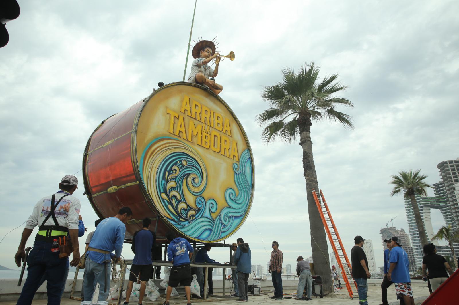 $!Avanza instalación de monigotes en el paseo costero de Mazatlán