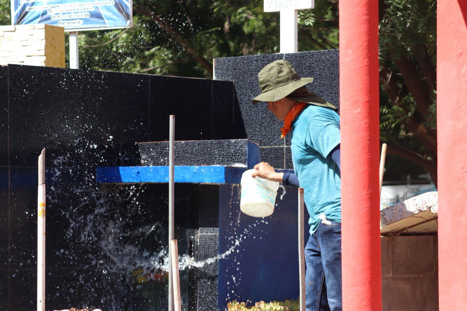 $!César limpia tumbas para ganarse la vida