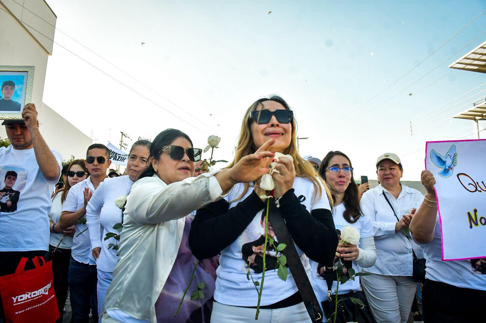 $!‘Que ninguna madre sienta el mismo sufrimiento que yo’; honran memoria de Ricardo Mizael y exigen paz en Sinaloa