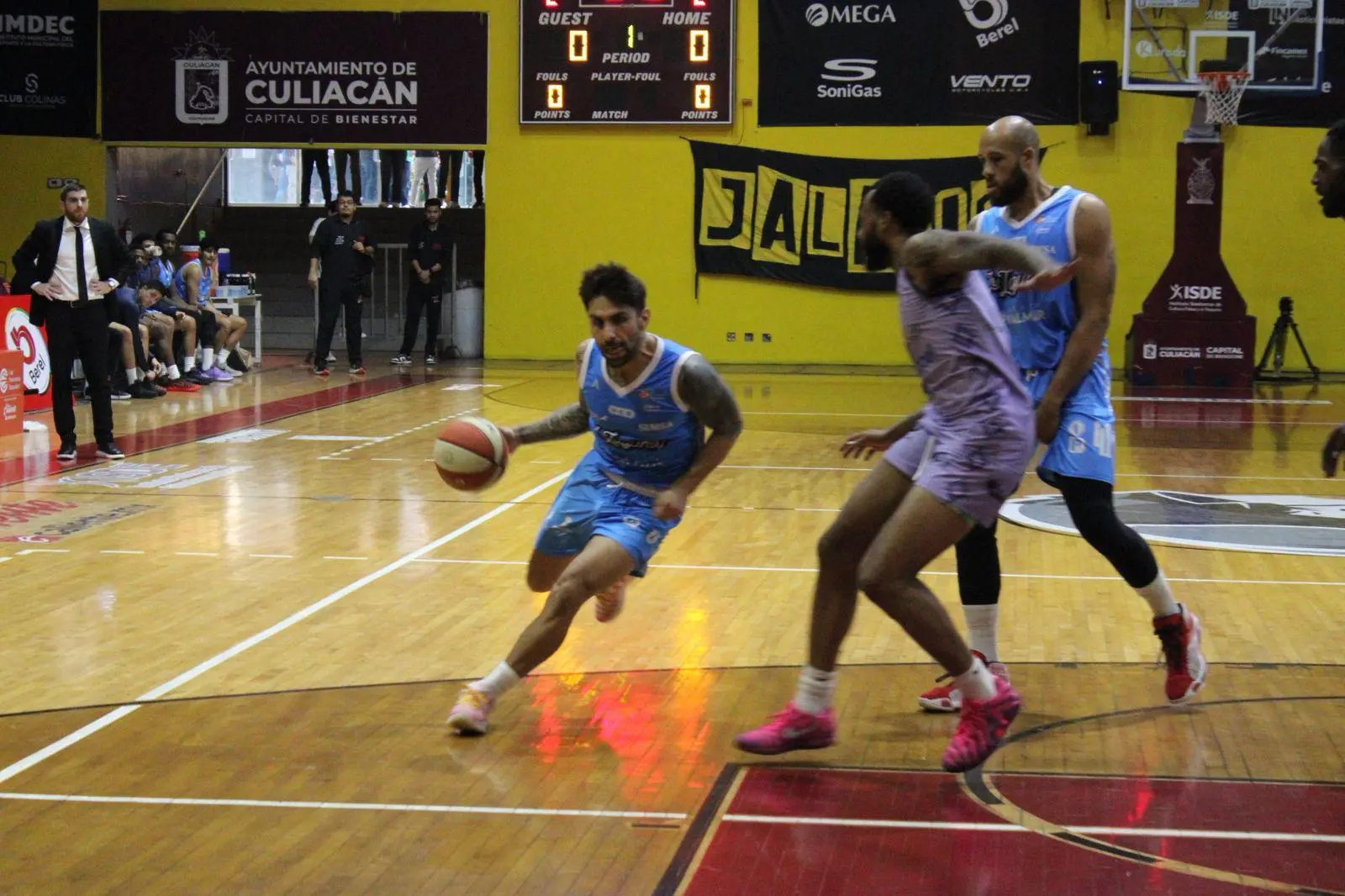 $!Caballeros de Culiacán se impone a Toros Laguna y divide honores