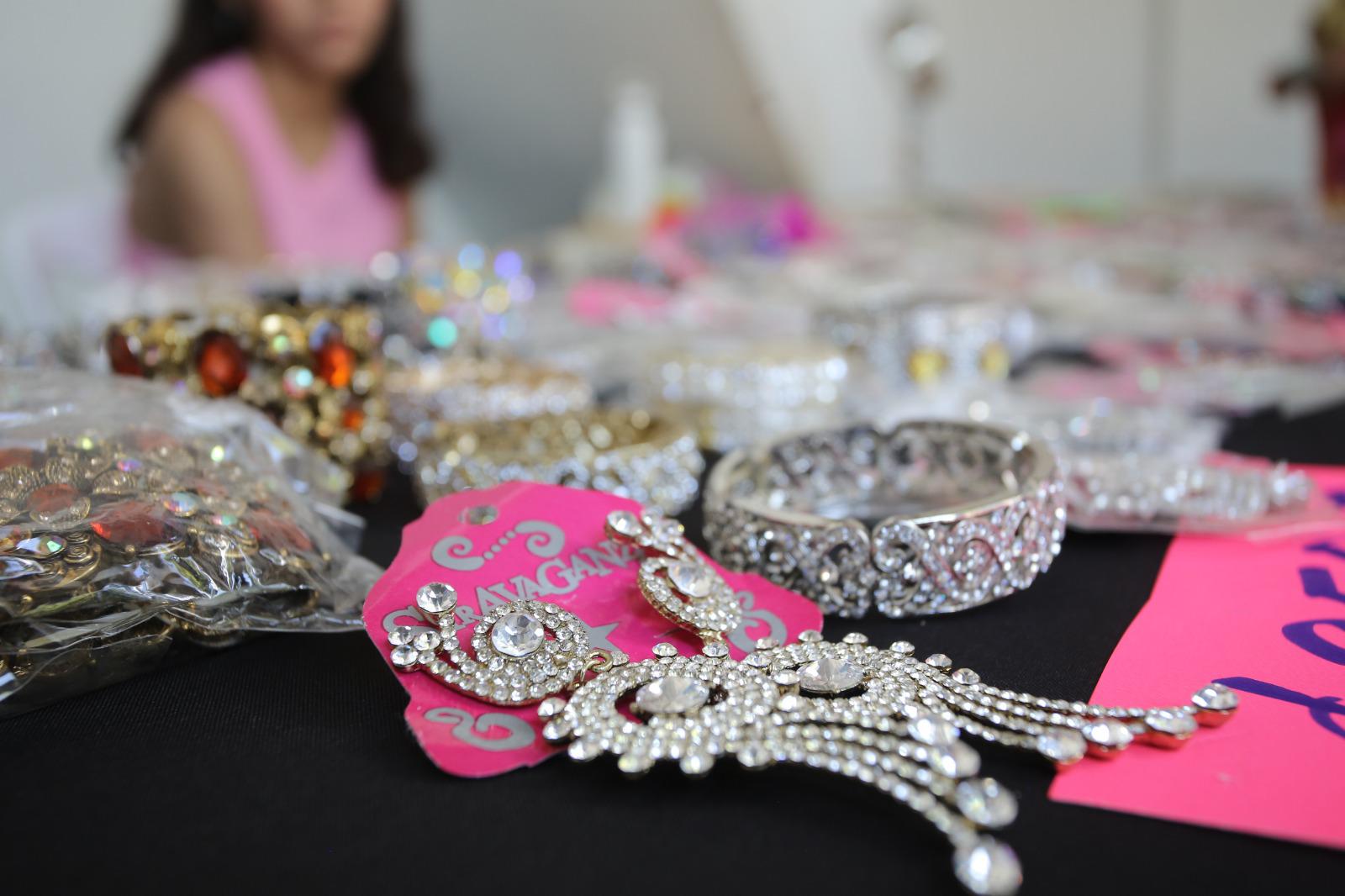 $!Apoyan a Orfanatorio Mazatlán y Asilo de Ancianos con donación de bisutería; sólo este sábado habrá bazar