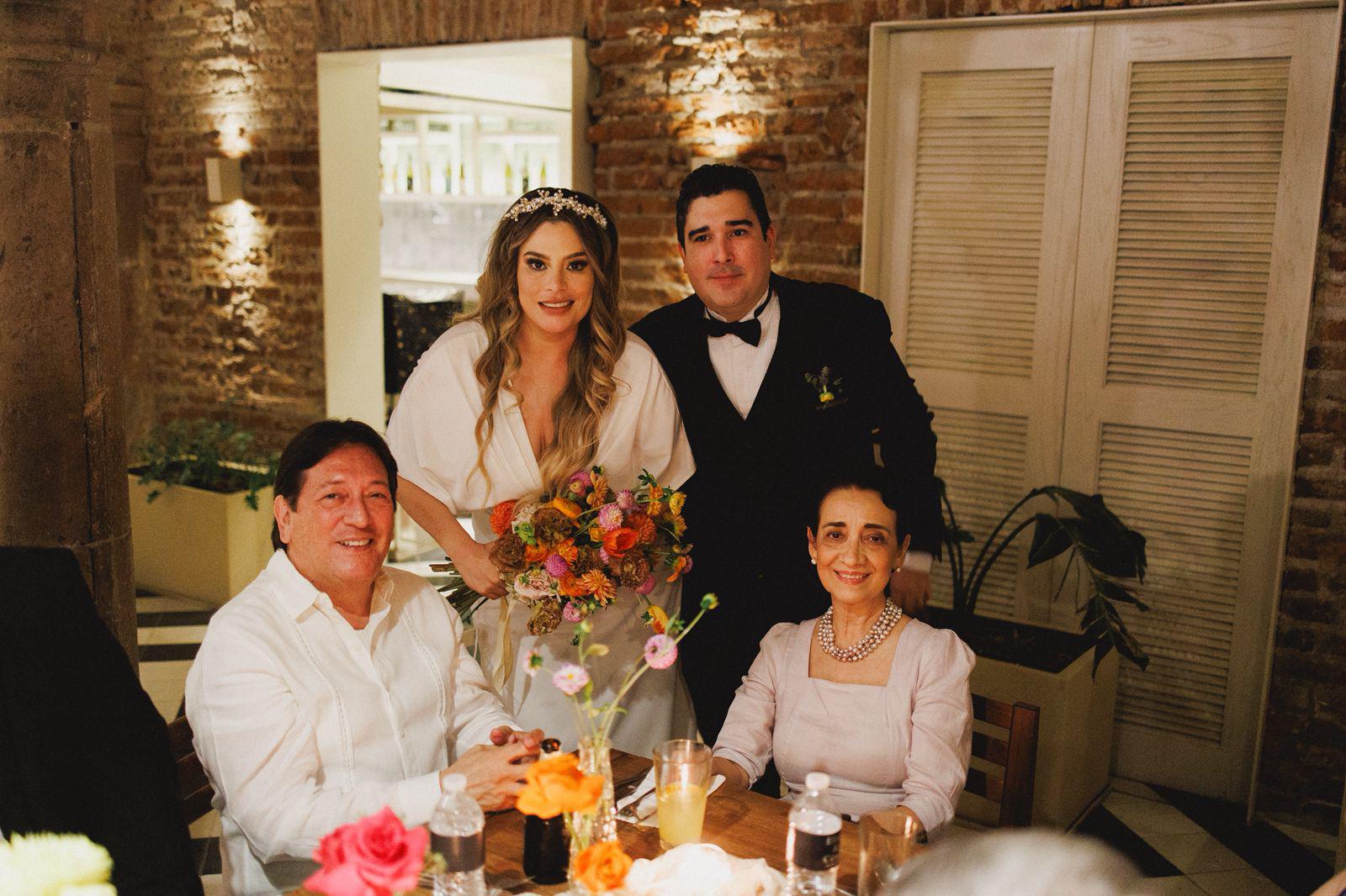 $!Con los testigos de la novia, Jesús Manuel Aragón y María del Socorro Labrada.