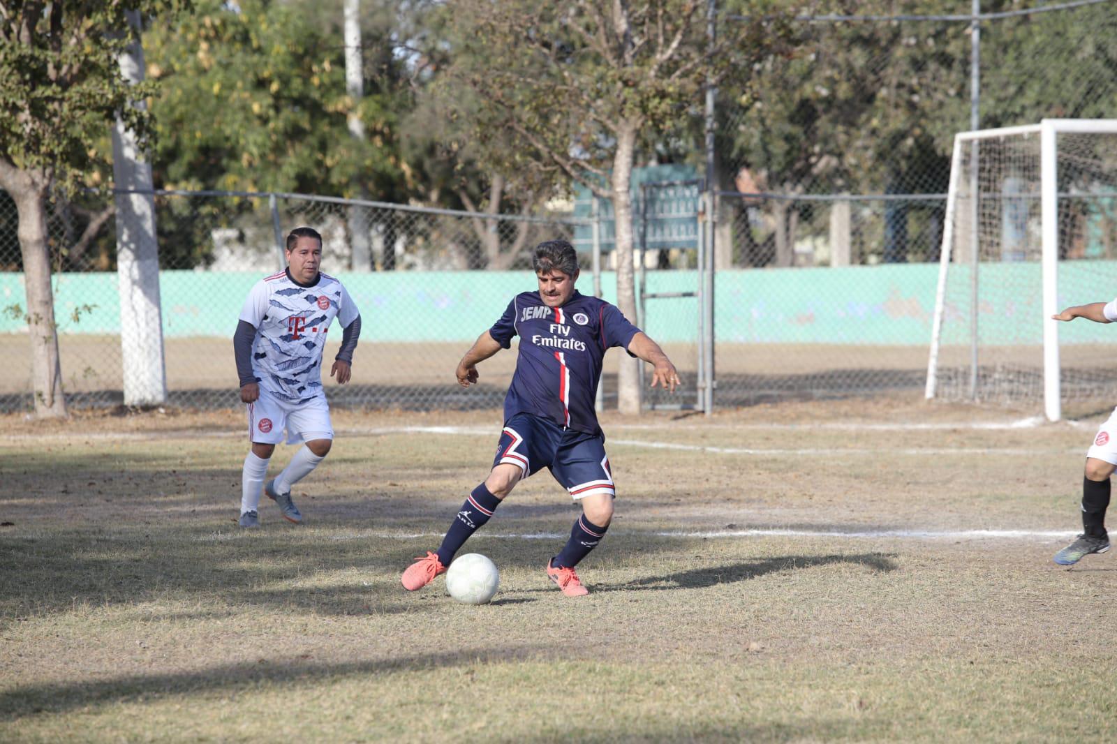 $!Galenos reanudan acciones en el Futbol Intermédicos