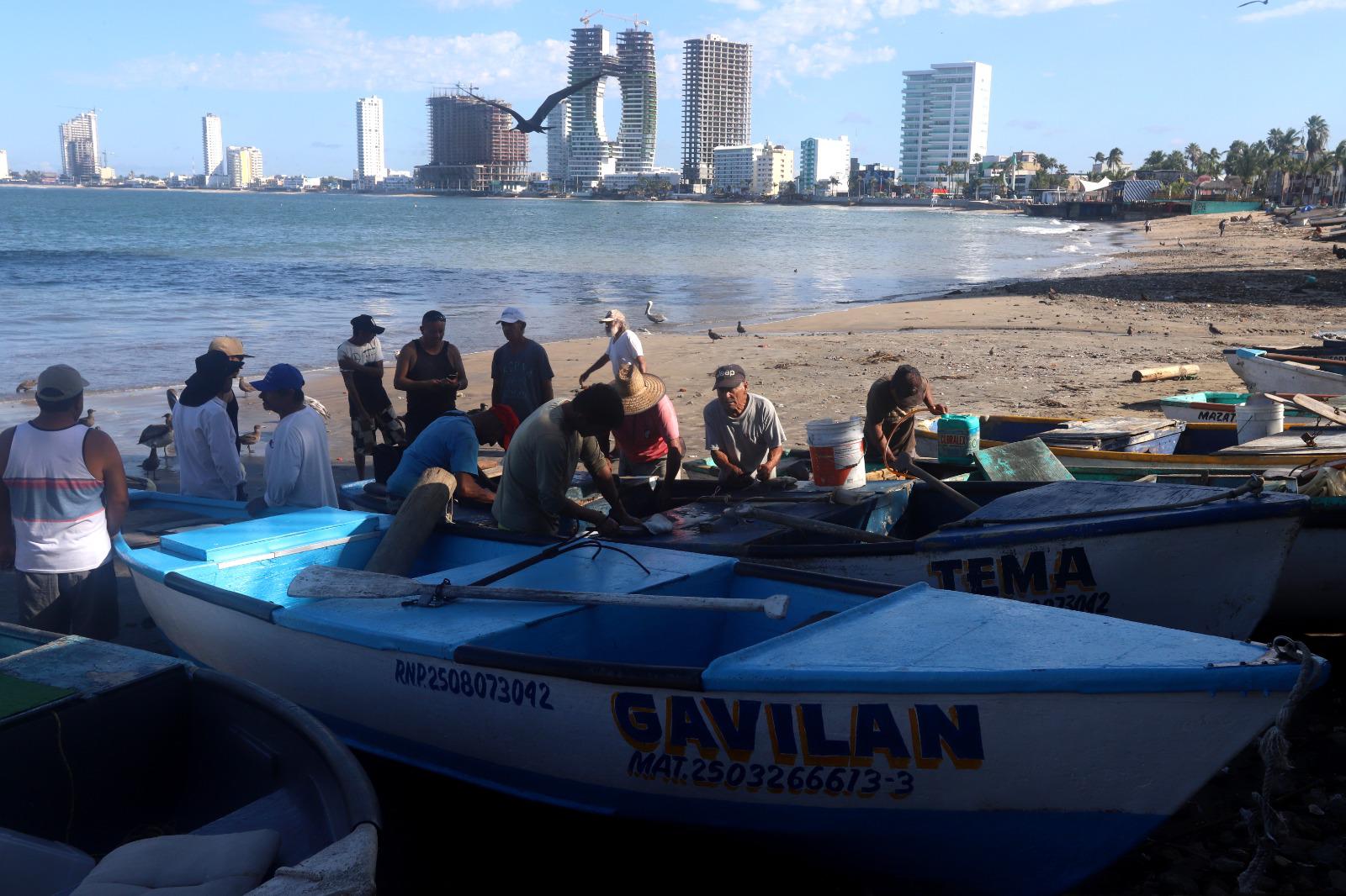 $!Tras la crisis que enfrentan pescadores de escama de Mazatlán, reciben primeras despensas alimenticias