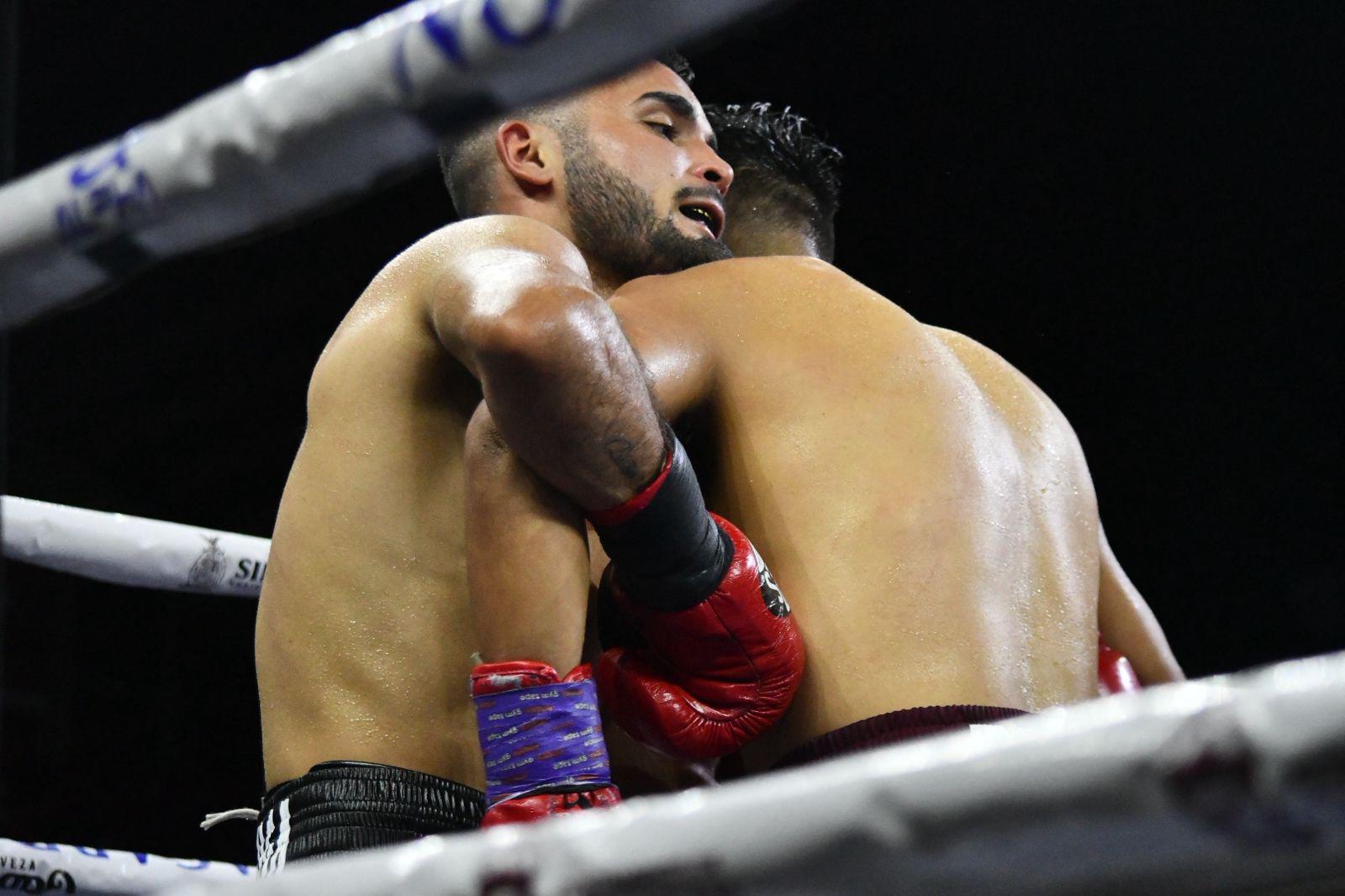 $!‘Veneno’ Aréchiga noquea en el séptimo asalto y enciende la noche de boxeo en Culiacán