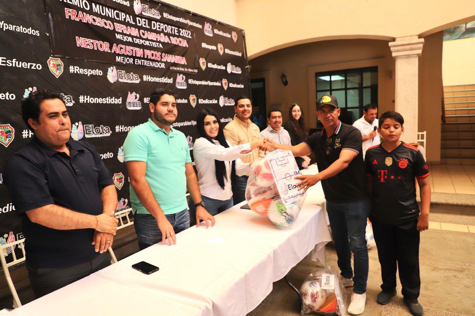 $!Recibe el taekwondoín Francisco Campaña el Premio Municipal del Deporte Elota 2022