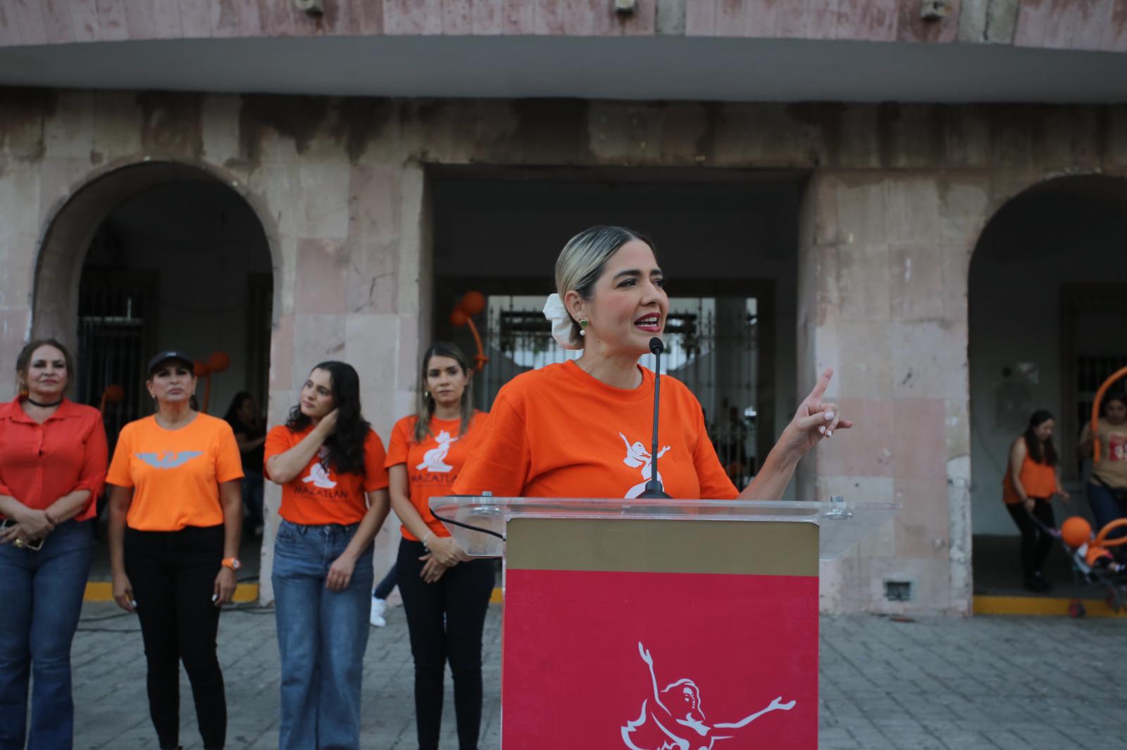 $!Marchan por el Día Internacional de la Eliminación de la Violencia contra la Mujer e iluminan de naranja el Palacio Municipal