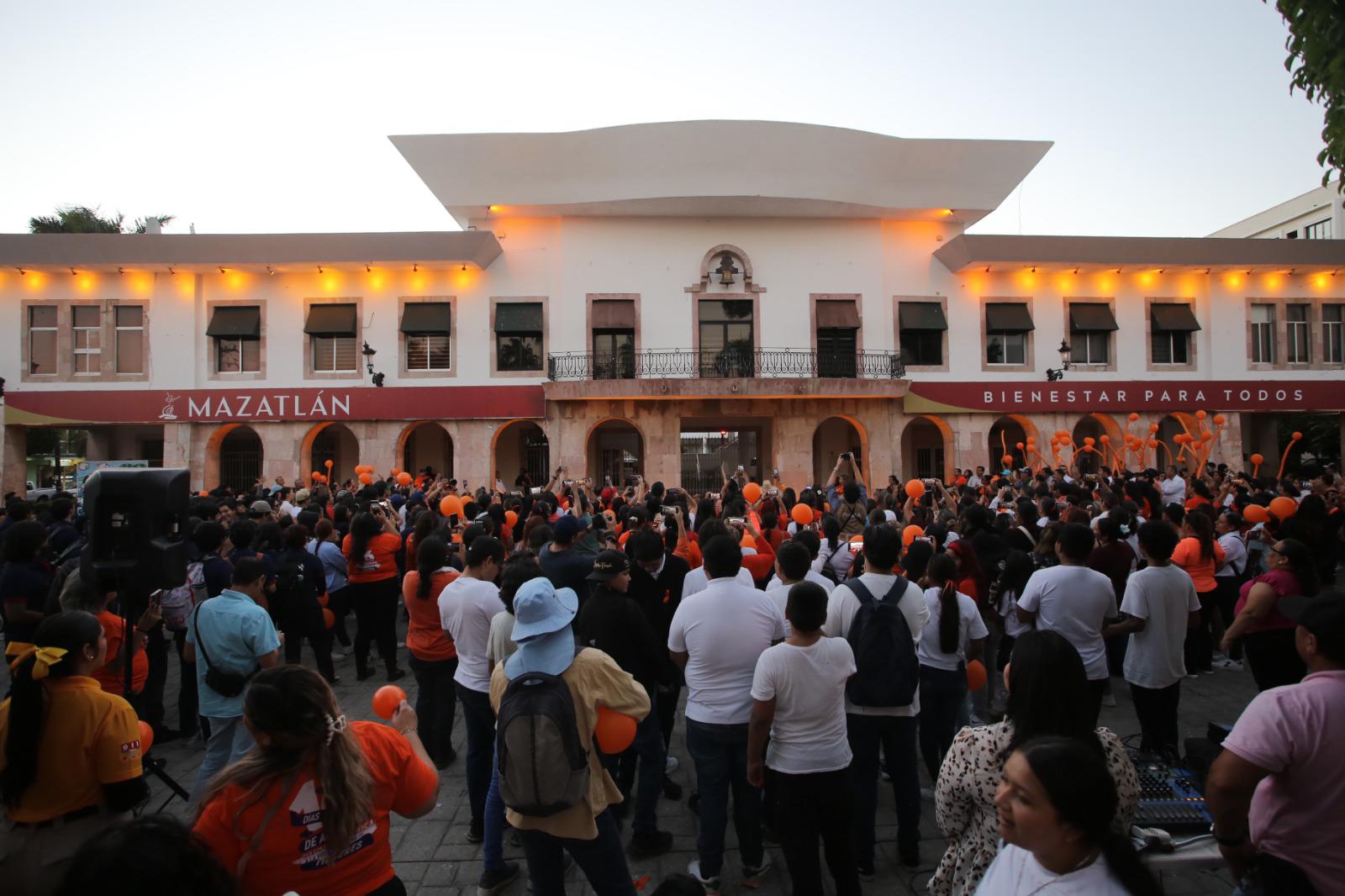 $!Marchan por el Día Internacional de la Eliminación de la Violencia contra la Mujer e iluminan de naranja el Palacio Municipal