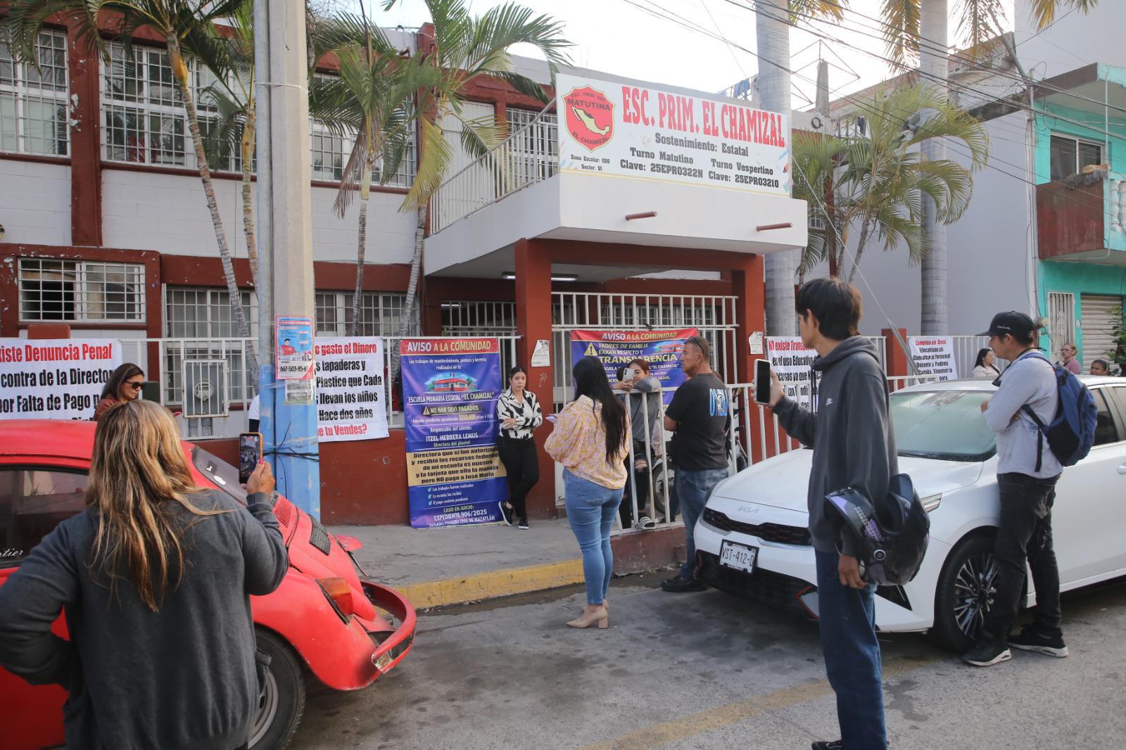 $!Padres de familia toman primaria en Mazatlán para exigir cambio de directora
