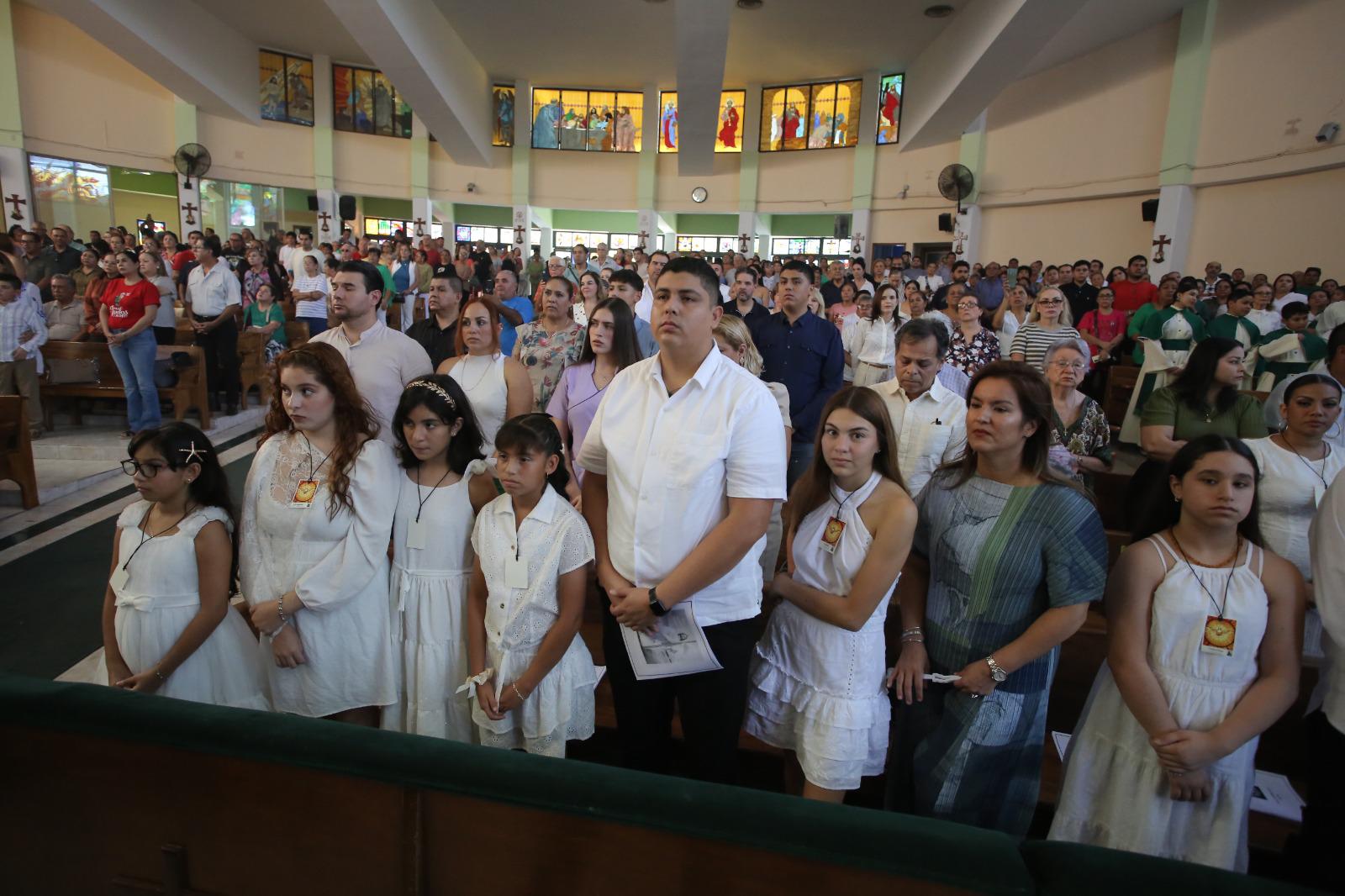 $!Los pequeños y sus padrinos y madrinas estuvieron muy atentos a la ceremonia