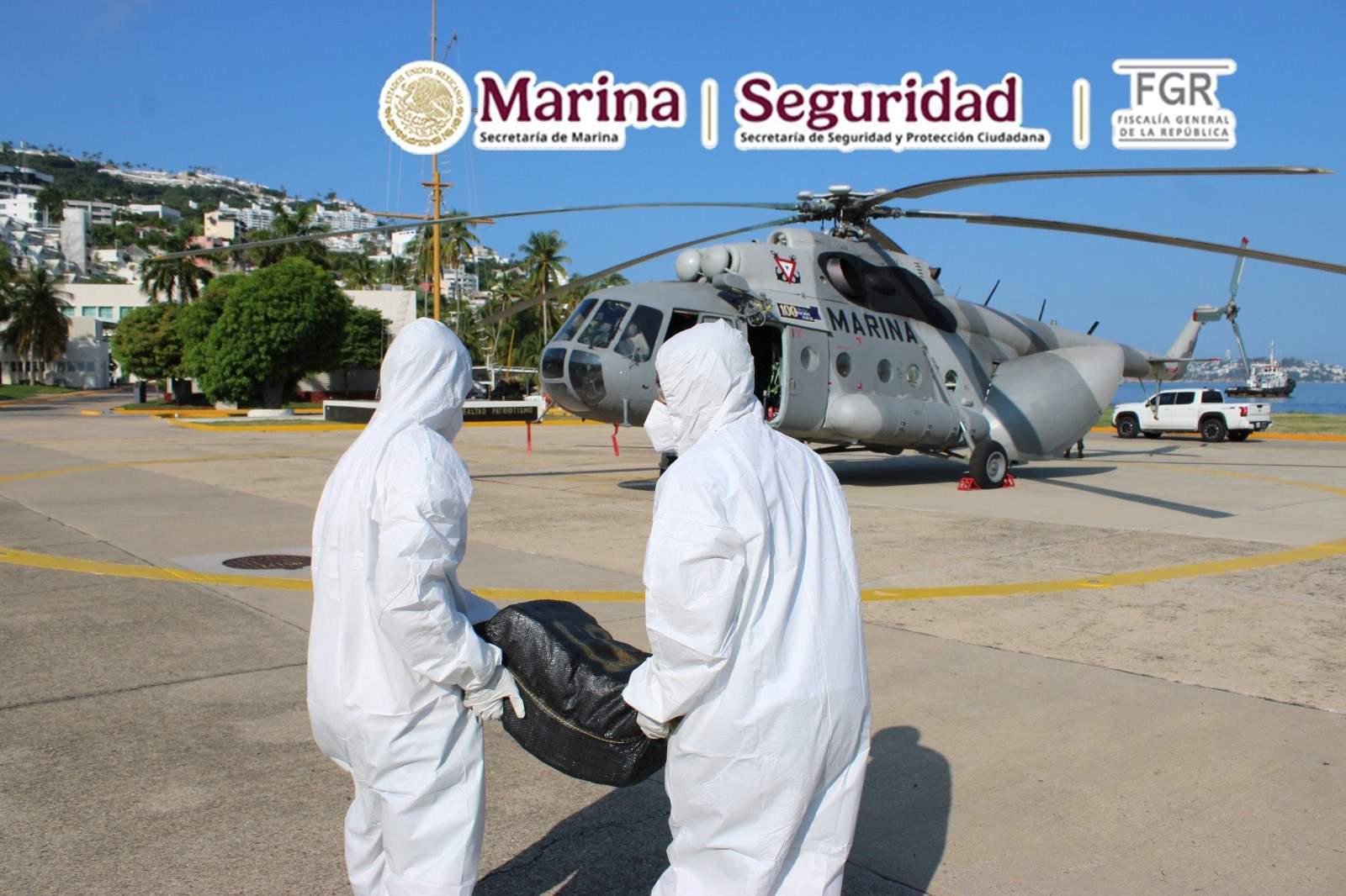 $!Decomisa la Marina 1.9 toneladas de cocaína en el mar de Guerrero y detienen a dos en una lancha