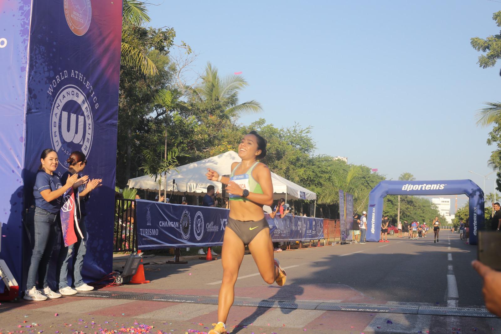 $!¡Tricampeón! Diego Bárcenas rompe su propio récord en Carrera Urbanianos Premier