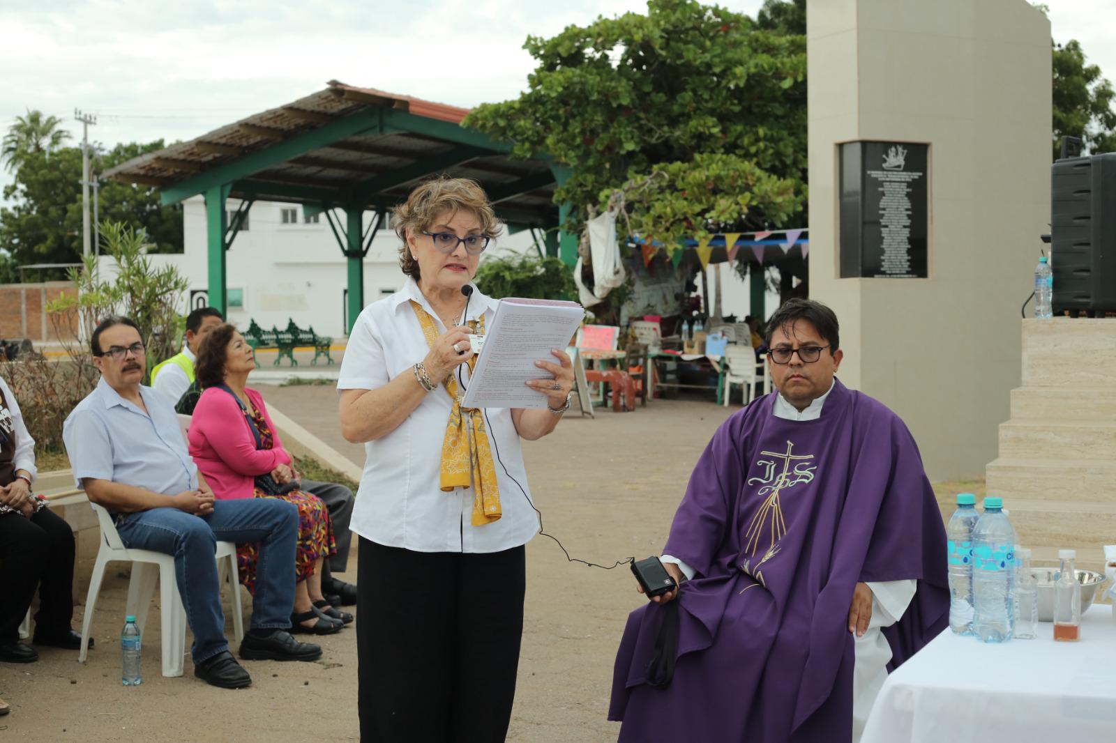 $!Coco Urrea de Valadés, presidenta de Anspac Mazatlán, leyó unas de las lecturas de la misa.