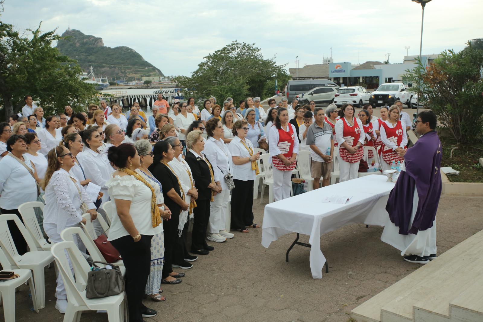 $!El Padre Daniel Arellano ofició la ceremonia religiosa en La Puntilla.