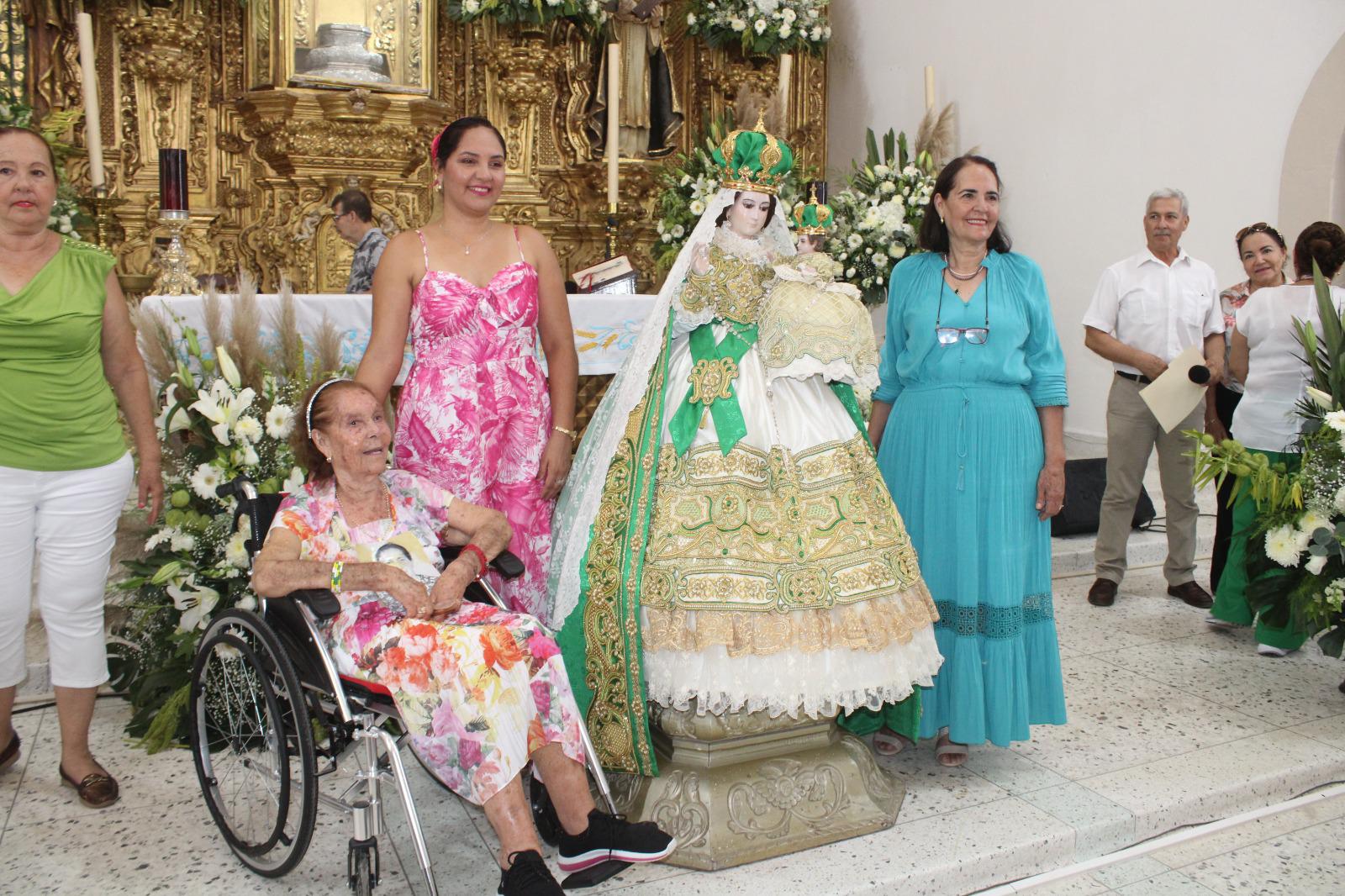 $!Vestir a la Virgen del Rosario: historia de devoción y gratitud de cuatro generaciones
