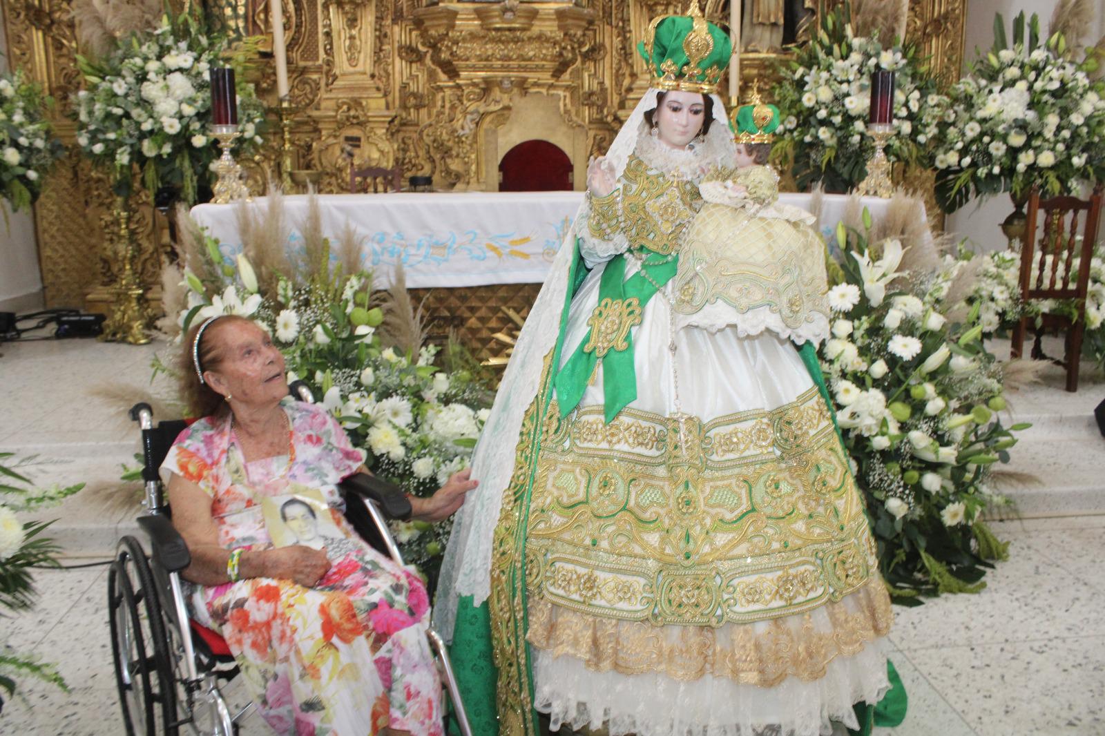 $!Vestir a la Virgen del Rosario: historia de devoción y gratitud de cuatro generaciones